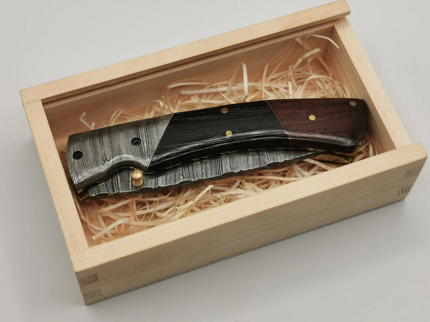 Couteau de Poche en Damas - Le Mascaron Hosteel