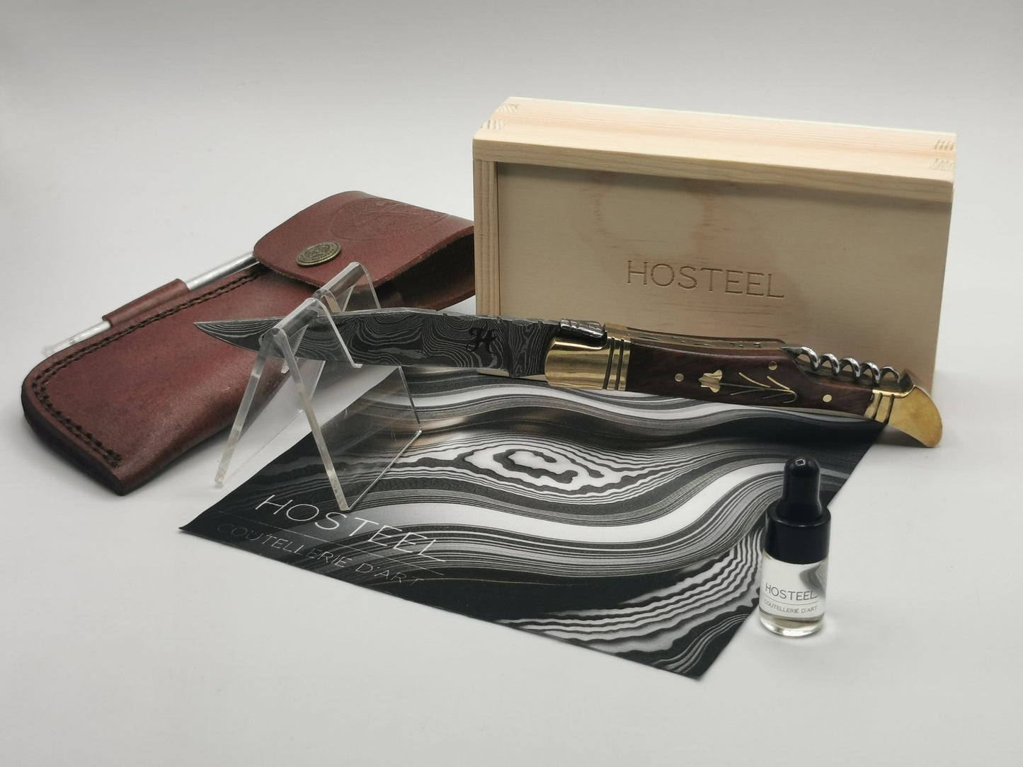 Coffret complet du couteau L'Arlésien Hosteel : couteau, étui cuir, boîte bois, huile d'entretien