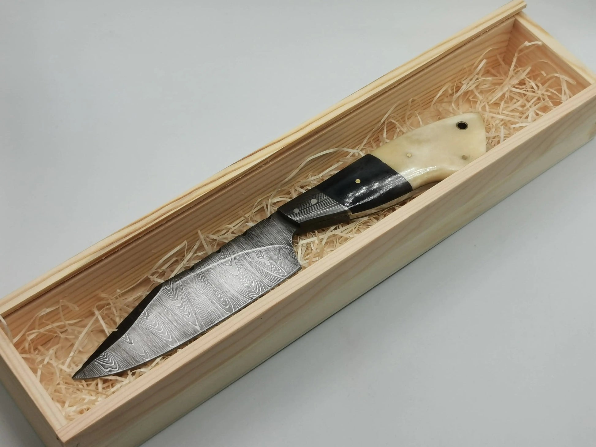 Couteau de Chasse en Damas - L’Albaron Hosteel