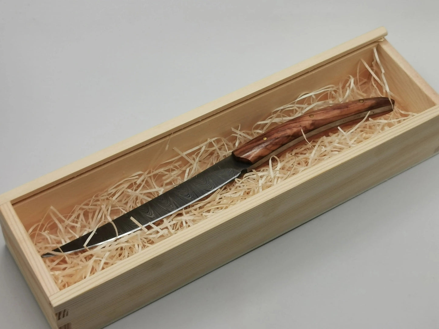 Couteau de Chasse en Damas - Le Camargo Hosteel