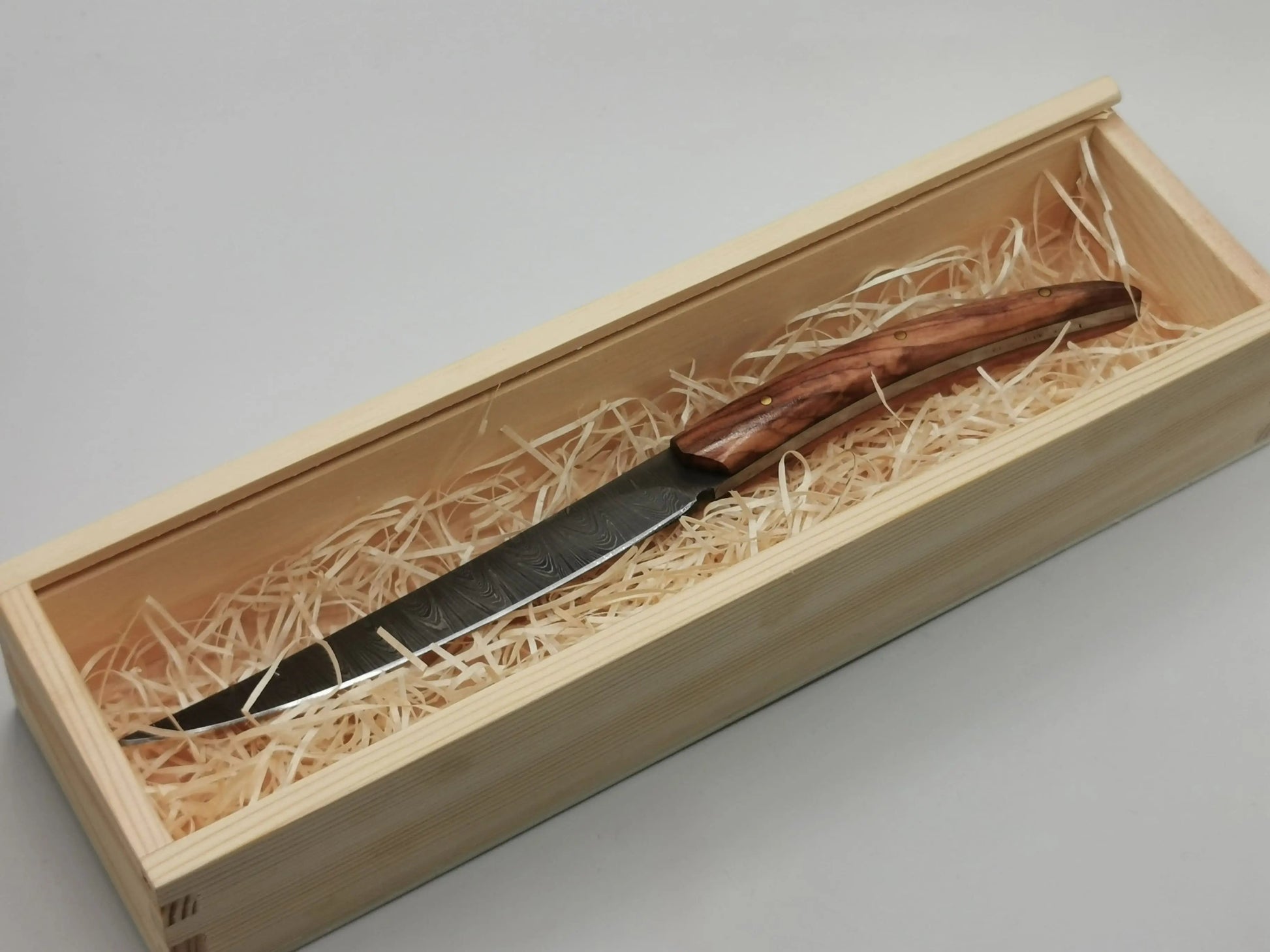 Couteau de Chasse en Damas - Le Camargo Hosteel