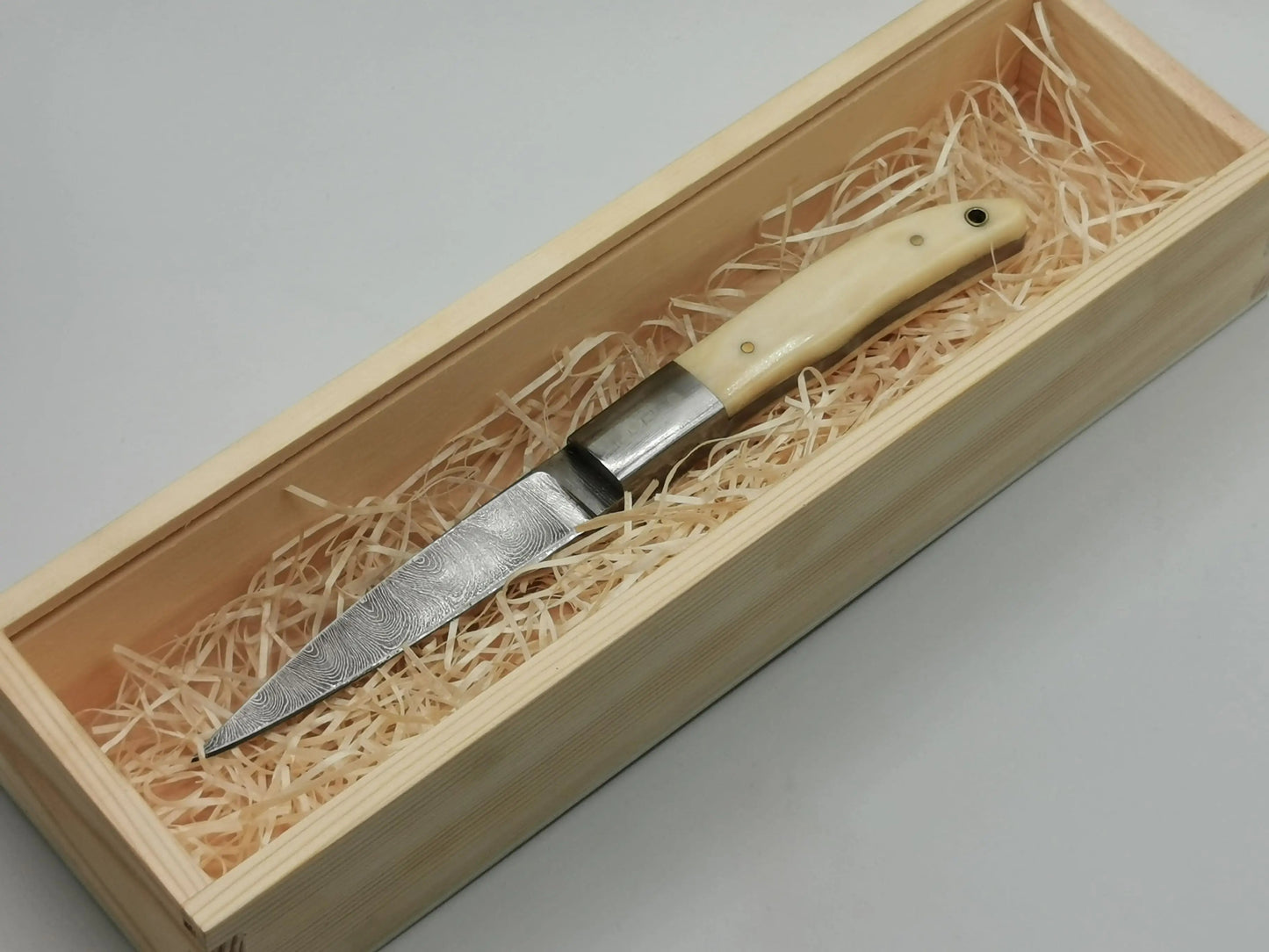 Couteau de Chasse en Damas - Le Sable d'Or Hosteel