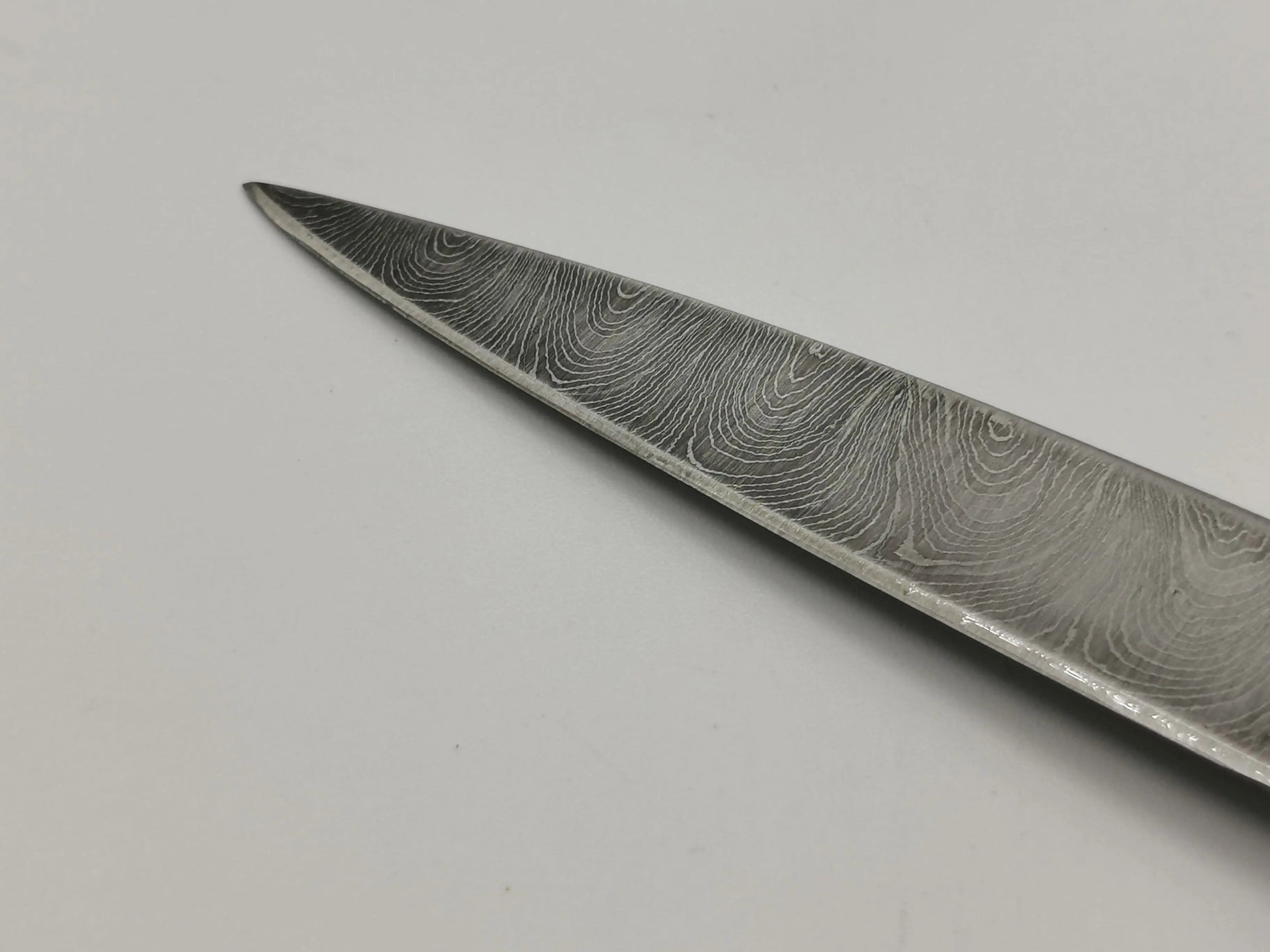 Couteau de Chasse en Damas - Le Sable d'Or Hosteel