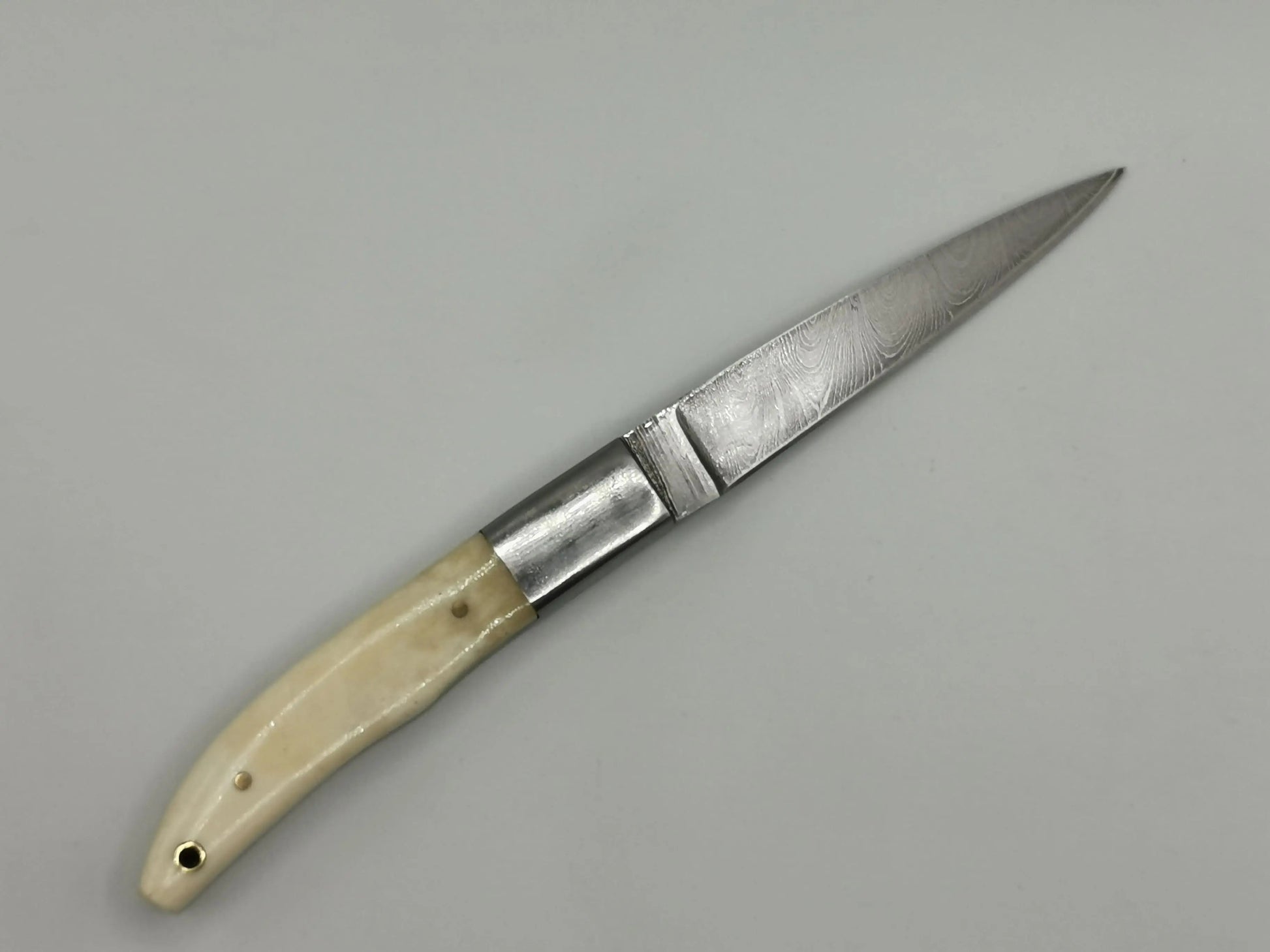 Couteau de Chasse en Damas - Le Sable d'Or Hosteel