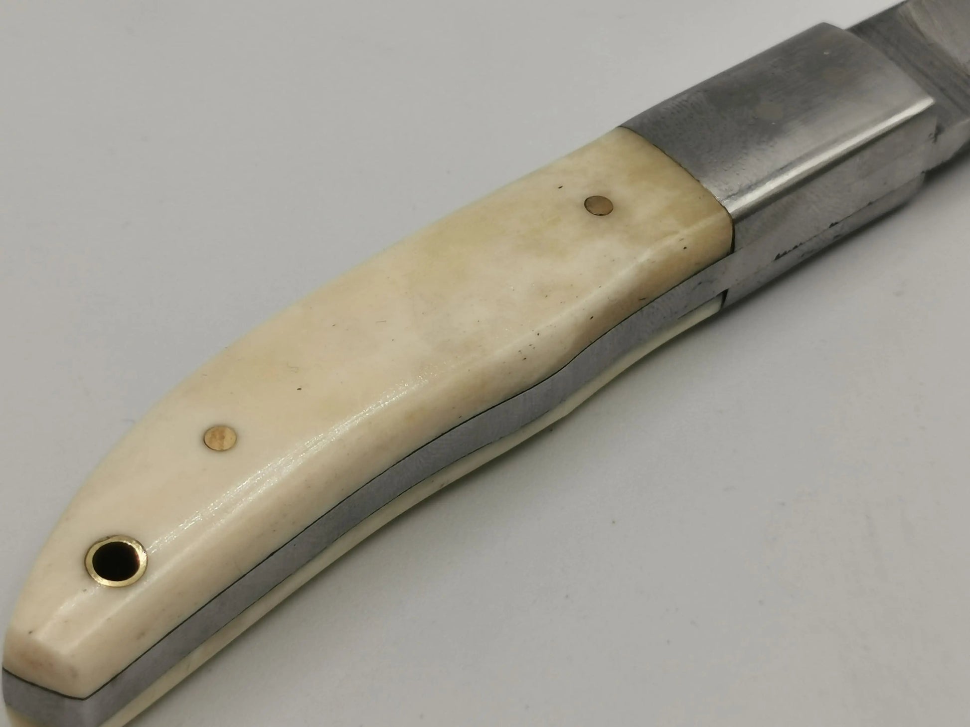 Couteau de Chasse en Damas - Le Sable d'Or Hosteel