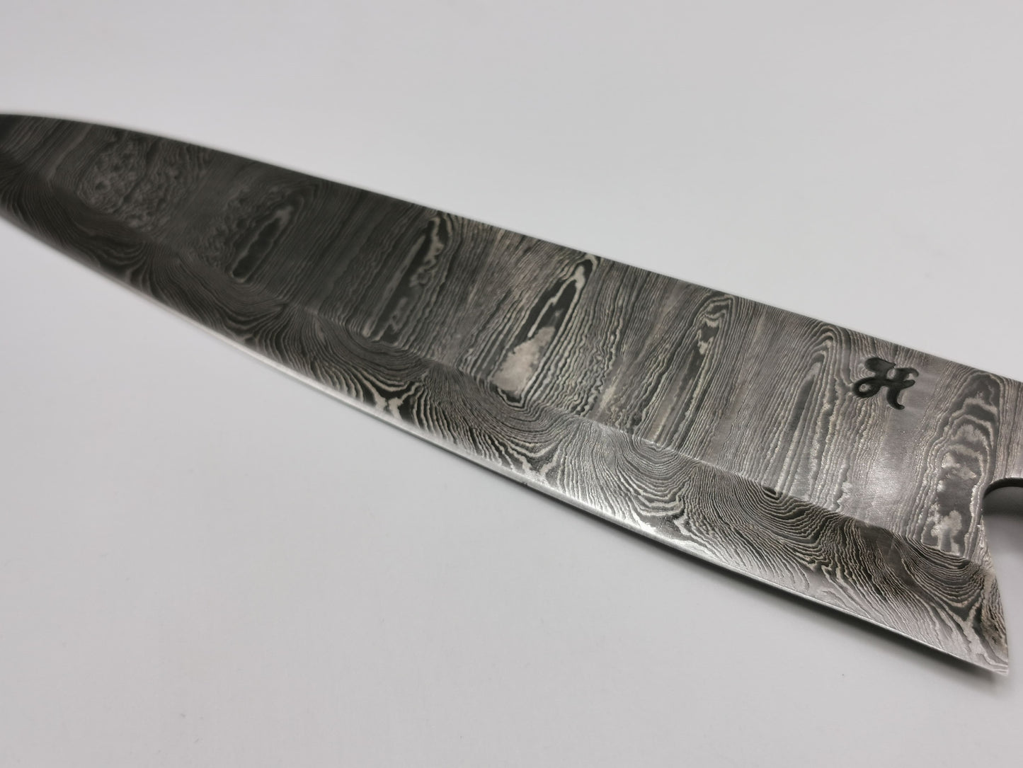 Détail lame damas talon signature H gravée couteau de chef L'Estérel
