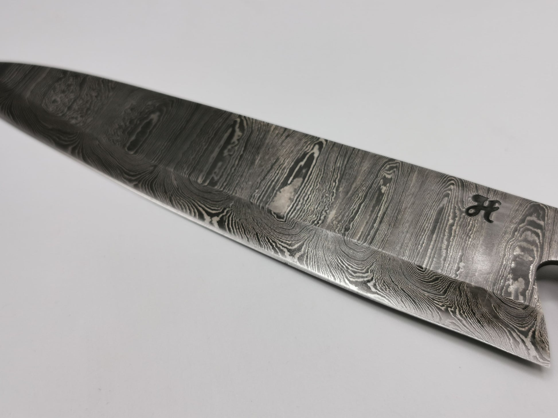 Détail lame damas talon signature H gravée couteau de chef L'Estérel
