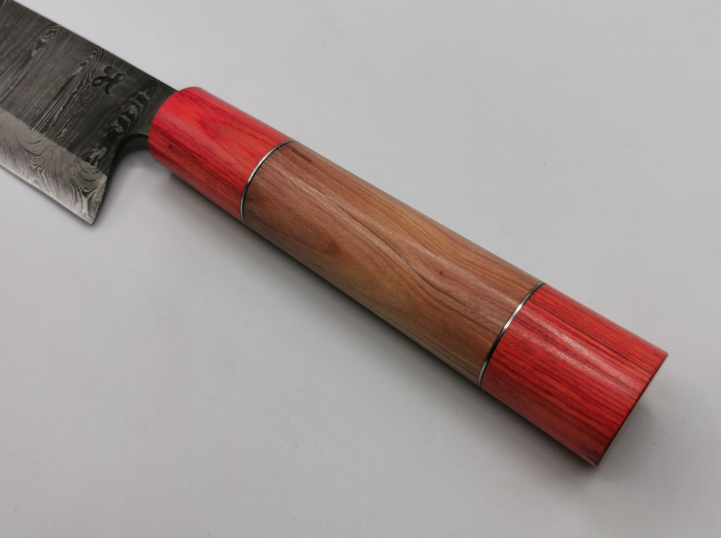 Manche wa japonais bois de noyer et pakka rouge couteau de chef L'Estérel
