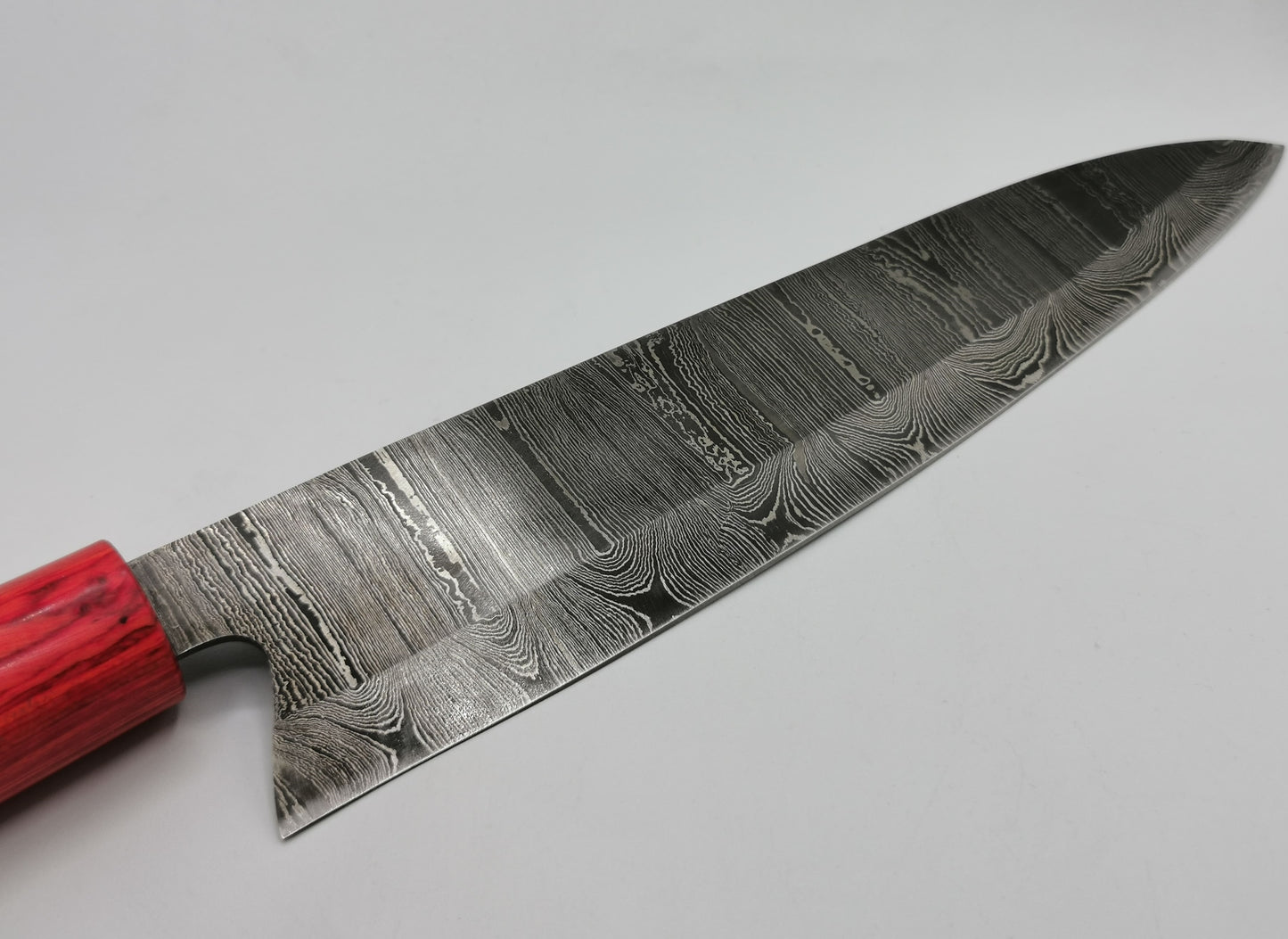 Détail mitre et talon lame damas manche pakka rouge couteau de chef L'Estérel