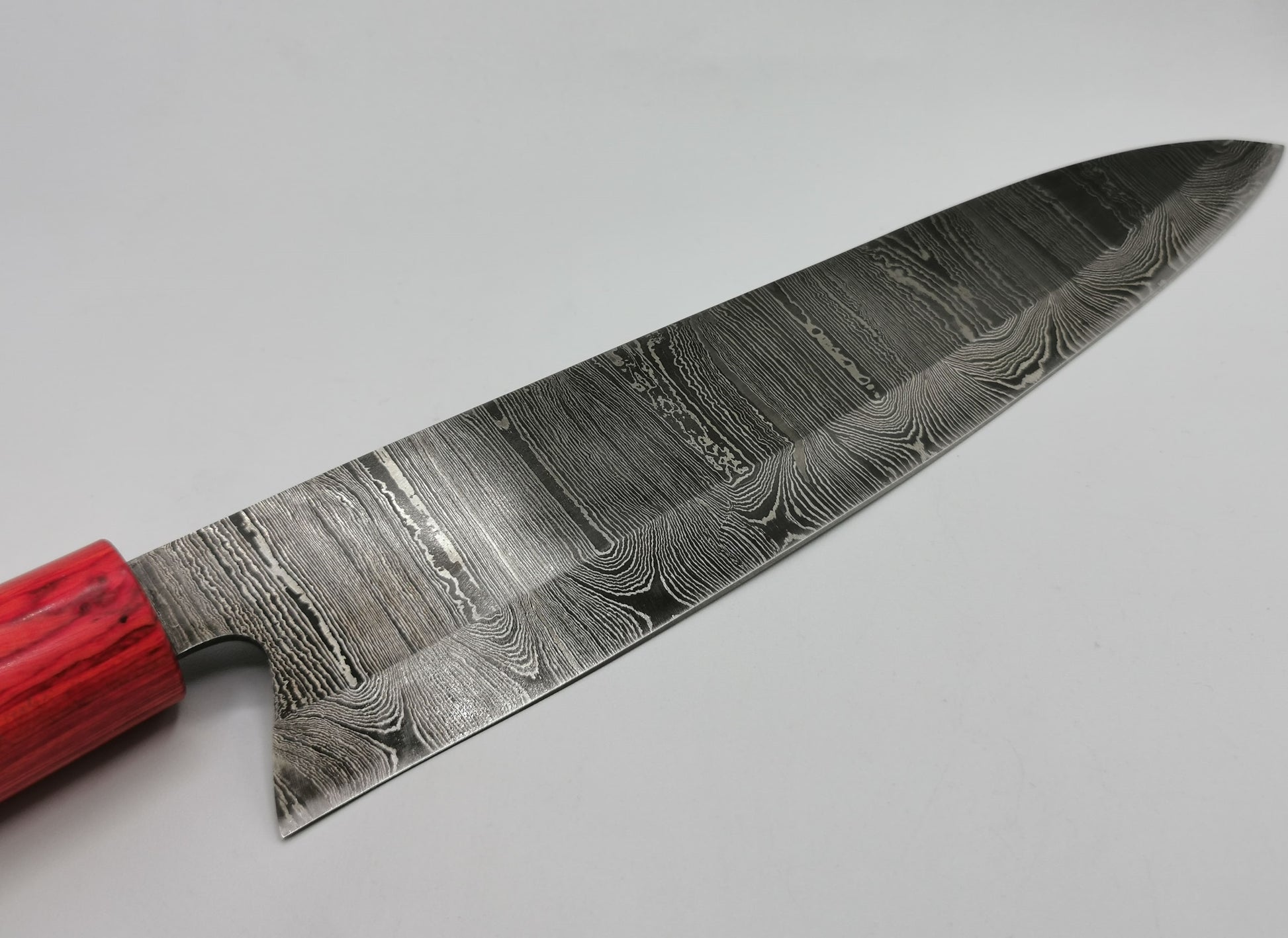 Détail mitre et talon lame damas manche pakka rouge couteau de chef L'Estérel