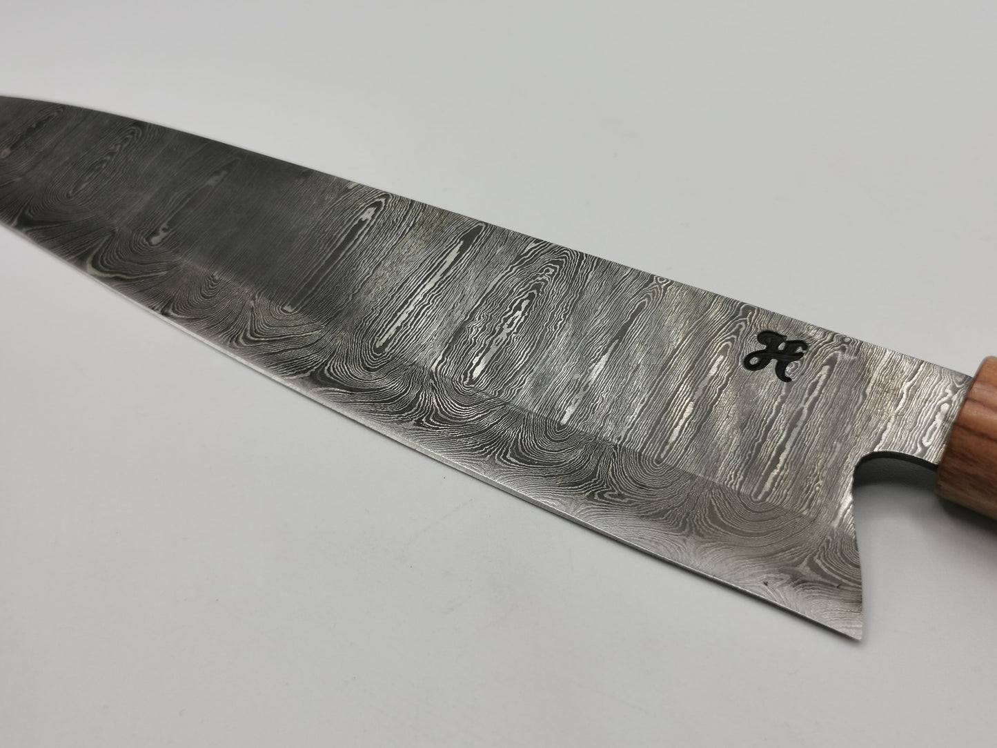 Détail lame damas signature H gravée talon couteau de chef Le Meunier