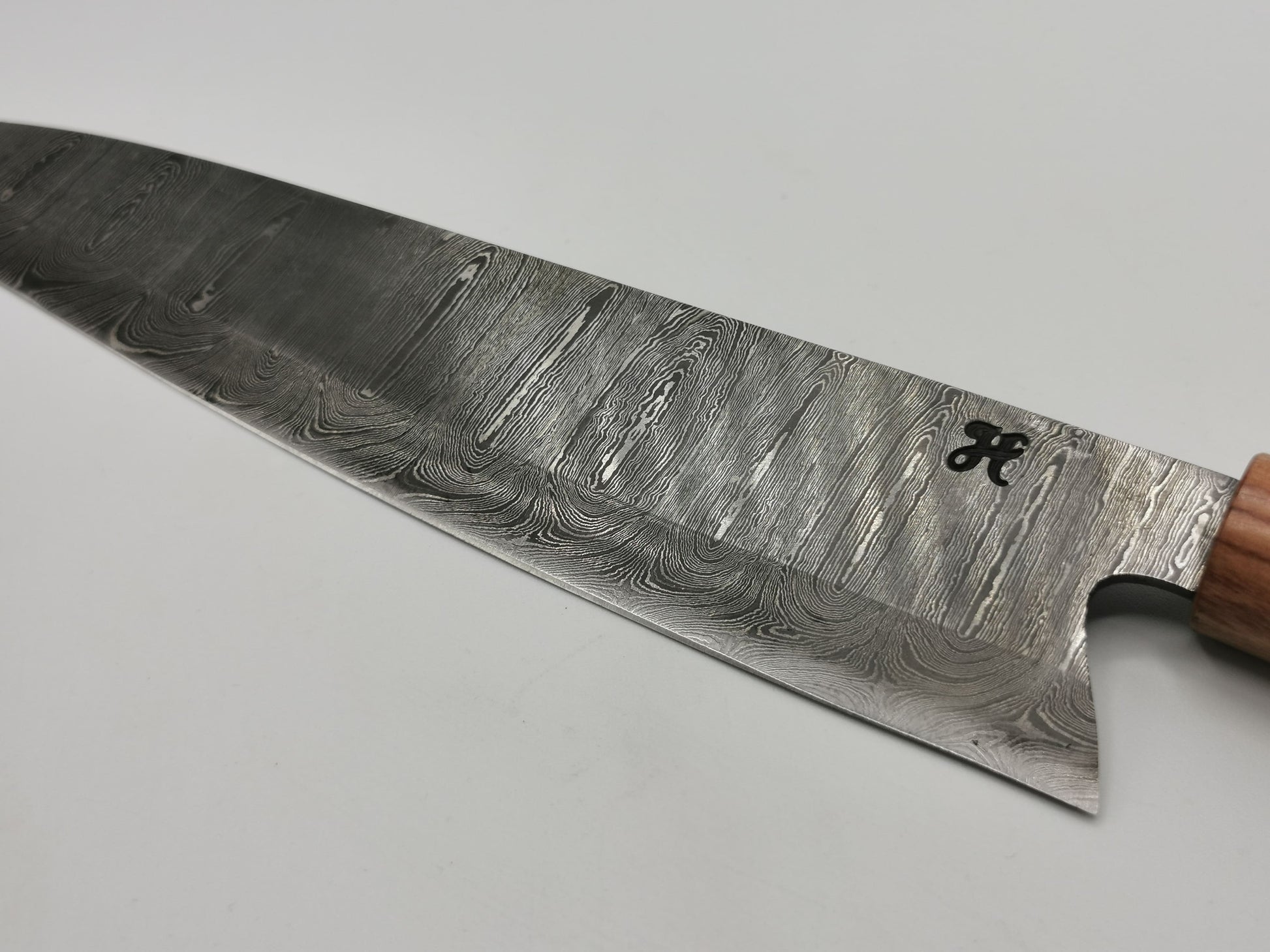 Détail lame damas signature H gravée talon couteau de chef Le Meunier