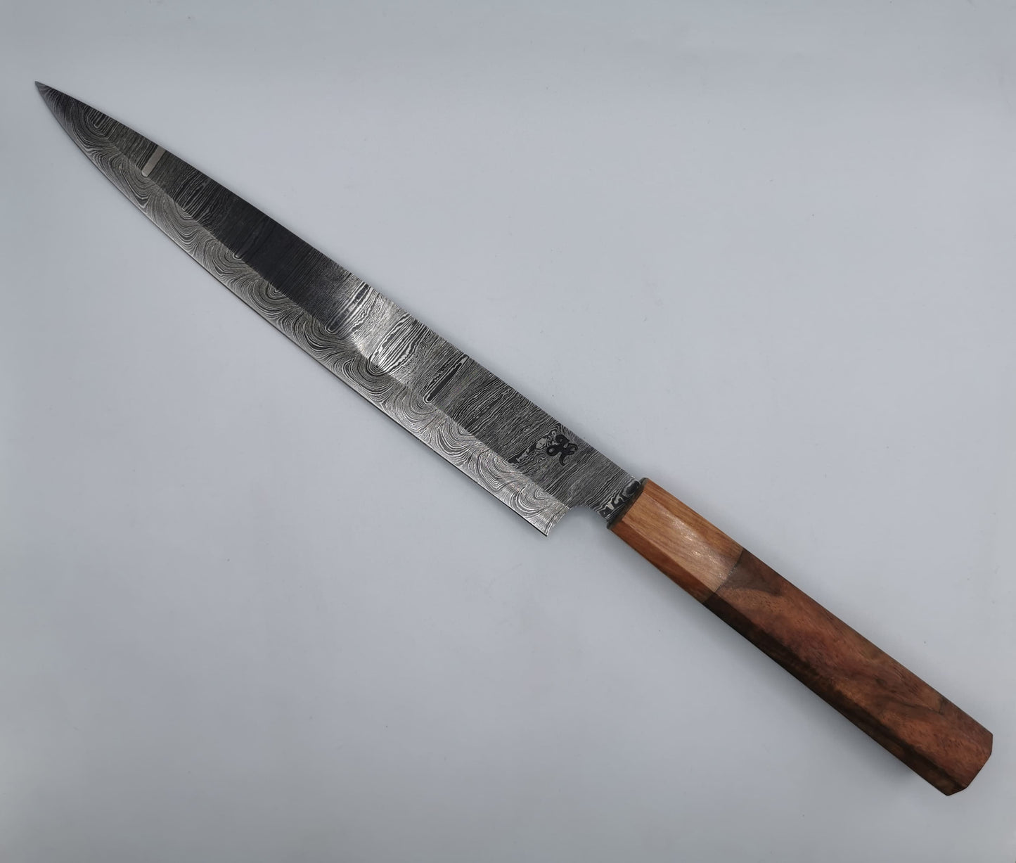Couteau de chef Hosteel Le Valensola, lame en acier damas 192 couches et manche en bois d'olivier et bois de rose, vue d'ensemble