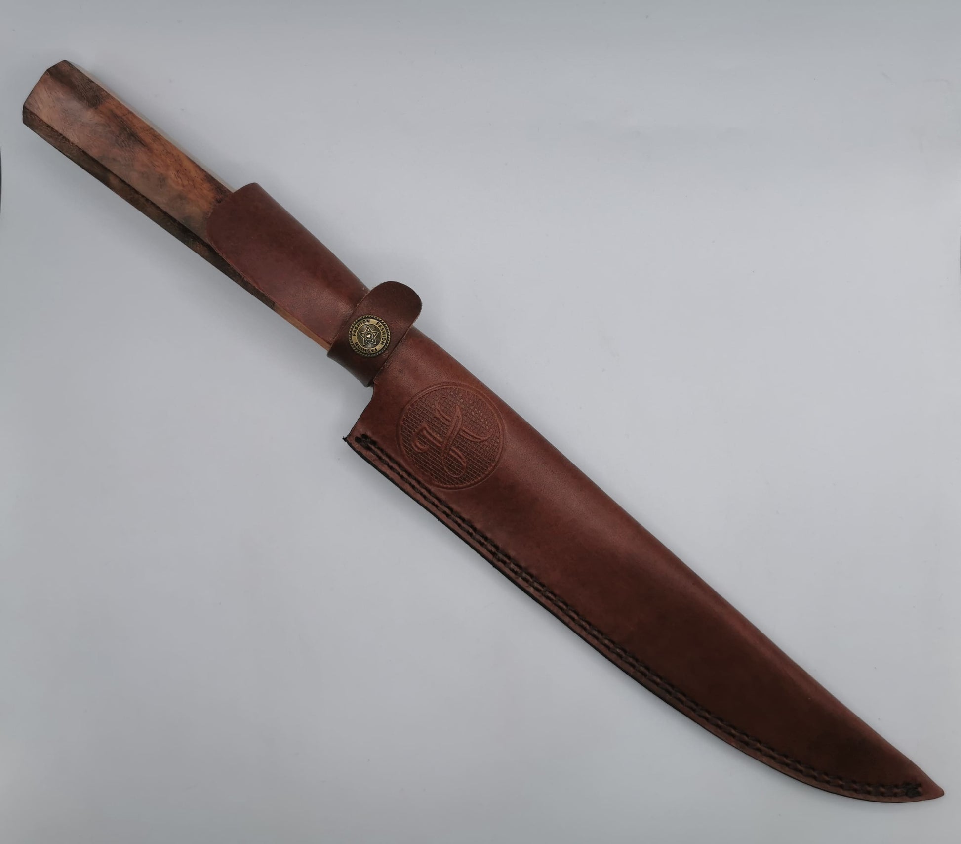 Couteau de chef Le Valensola rangé dans son étui en cuir véritable cousu main, avec écusson Hosteel