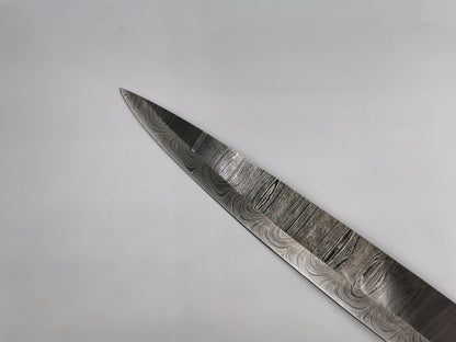 Pointe de la lame en acier damas 1095 et 4340 du couteau de chef Le Valensola, détail du veinage Damas