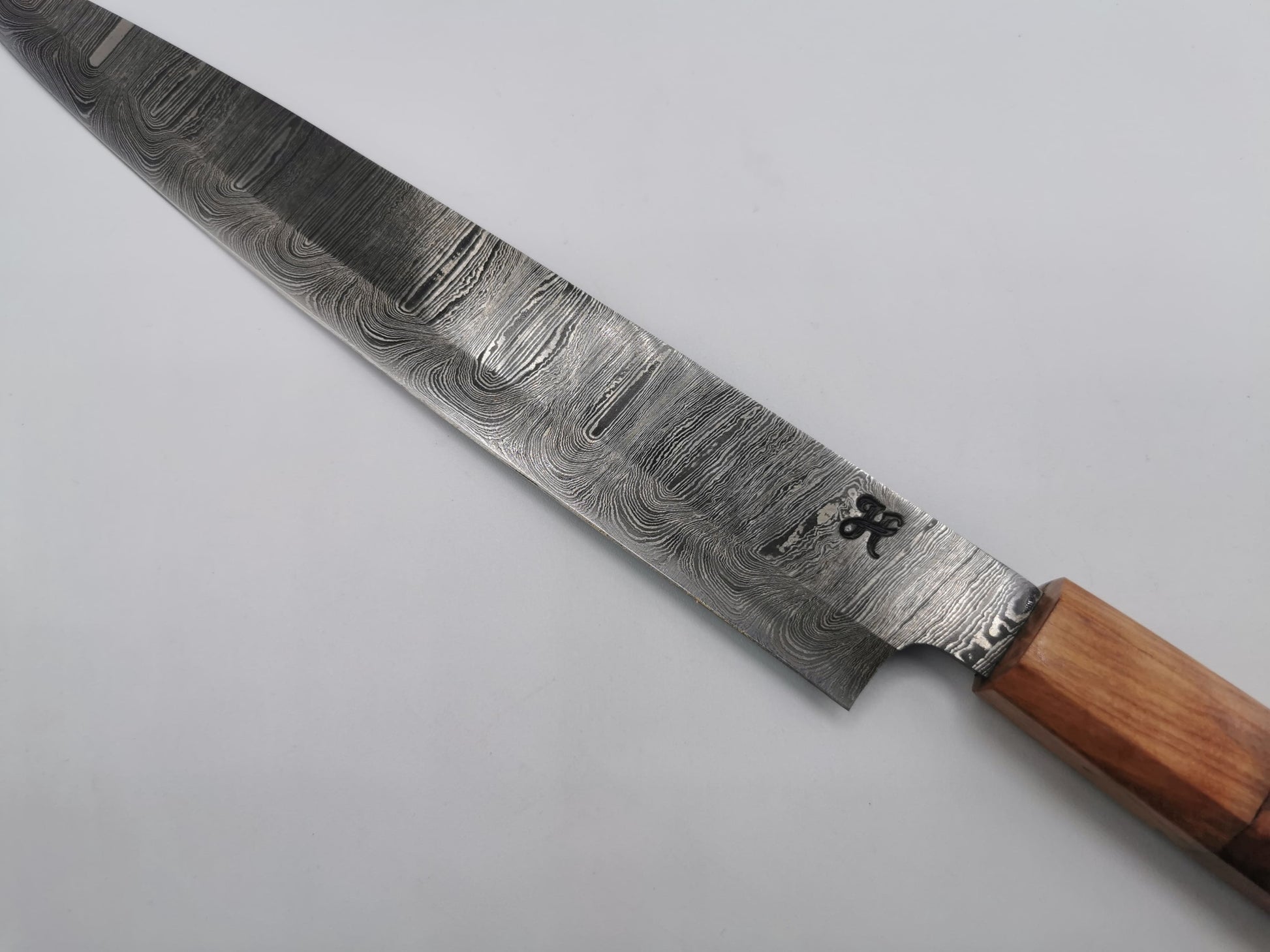 Talon de lame et poinçon du forgeron Hosteel sur le couteau de chef Le Valensola, jonction entre l'acier damas et le manche en bois