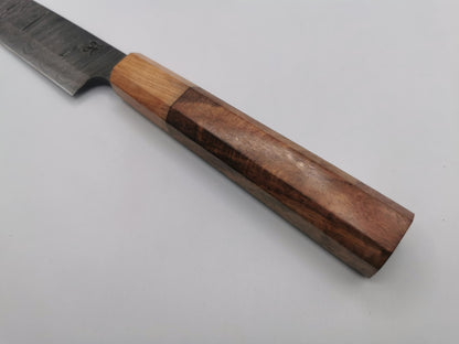 Manche du couteau de chef Le Valensola en bois d'olivier clair et bois de rose foncé, détail de la prise en main