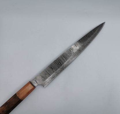 Couteau de chef Hosteel Le Valensola, gros plan sur la lame effilée en acier damas et son talon caractéristique