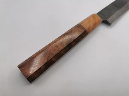 Extrémité du manche du couteau de chef Le Valensola en bois de rose veiné, associé au bois d'olivier clair