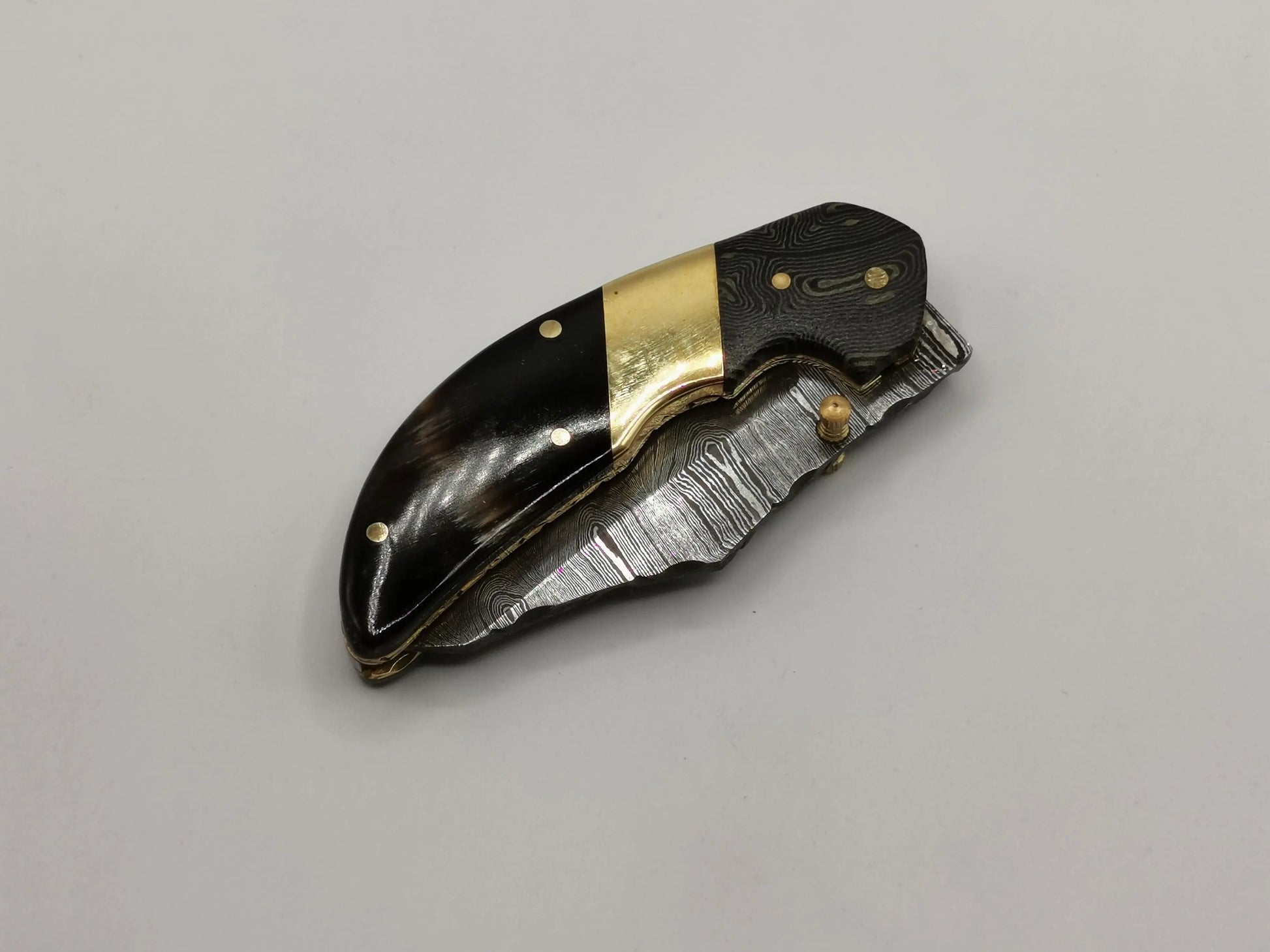 Couteau de Poche en Damas - Le Lou Venturi Hosteel