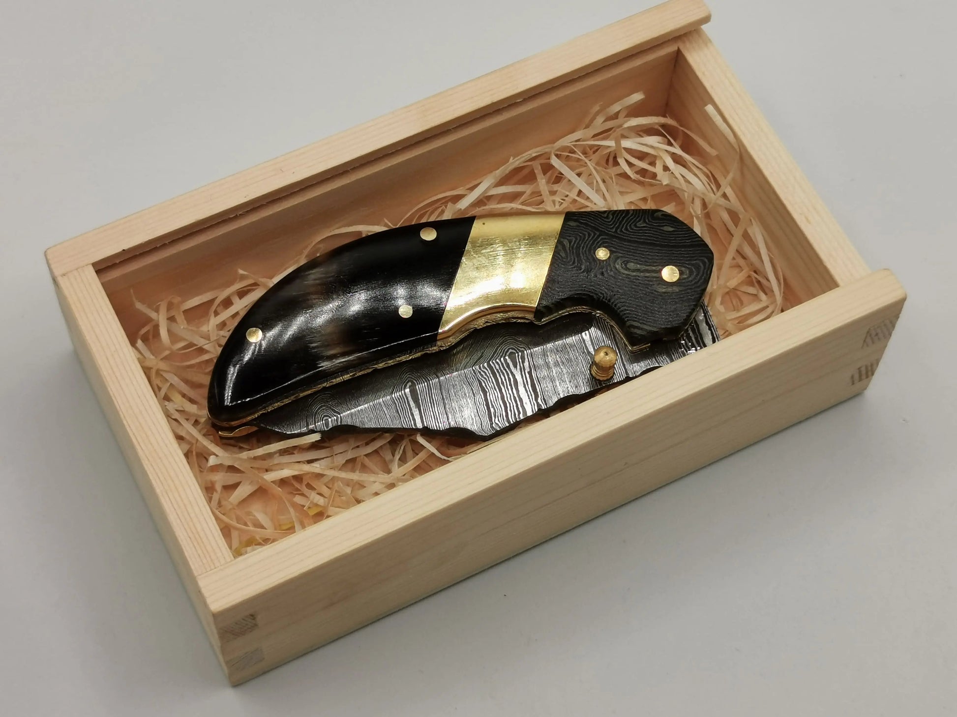 Couteau de Poche en Damas - Le Lou Venturi Hosteel