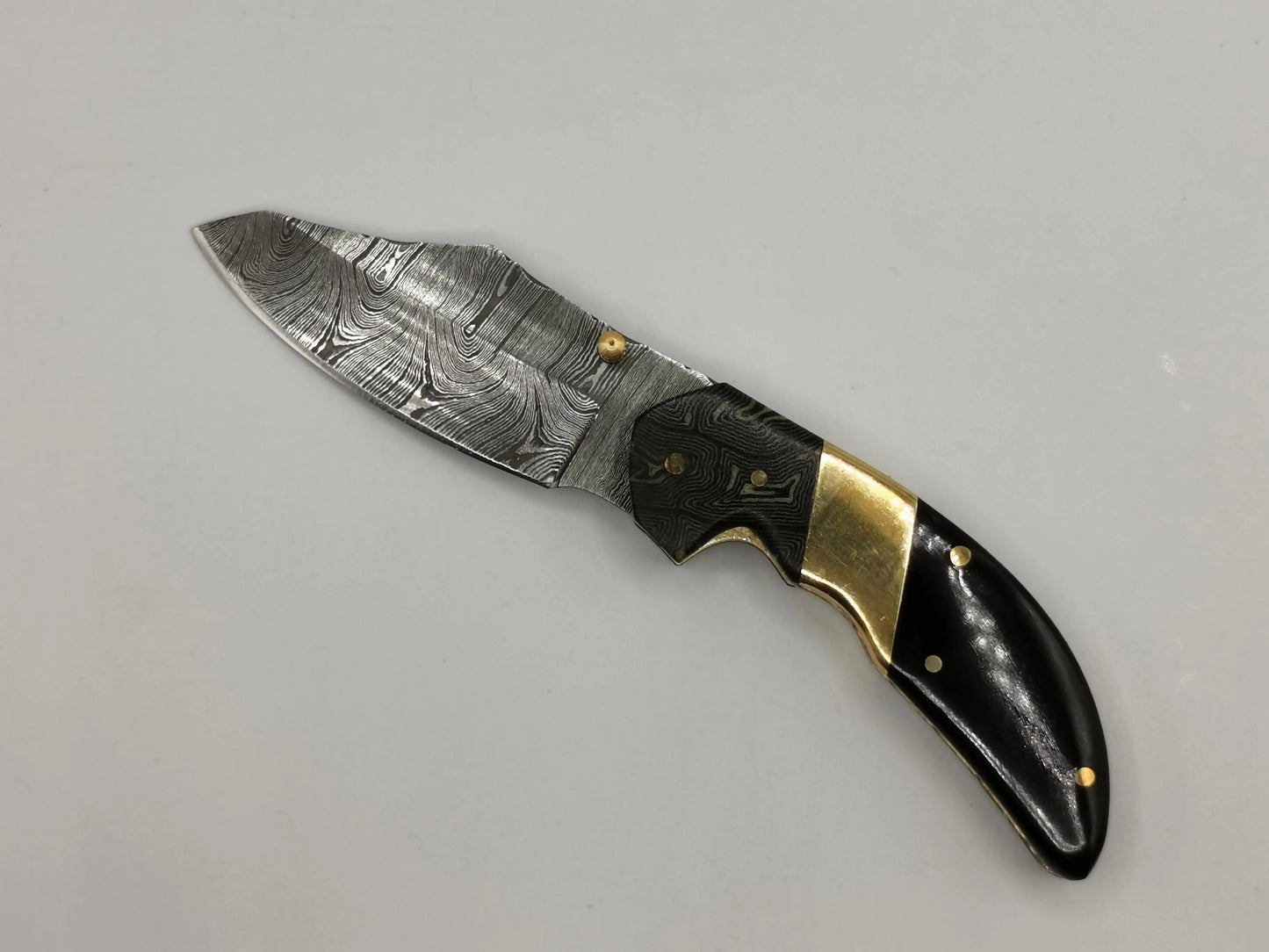 Couteau de Poche en Damas - Le Lou Venturi Hosteel