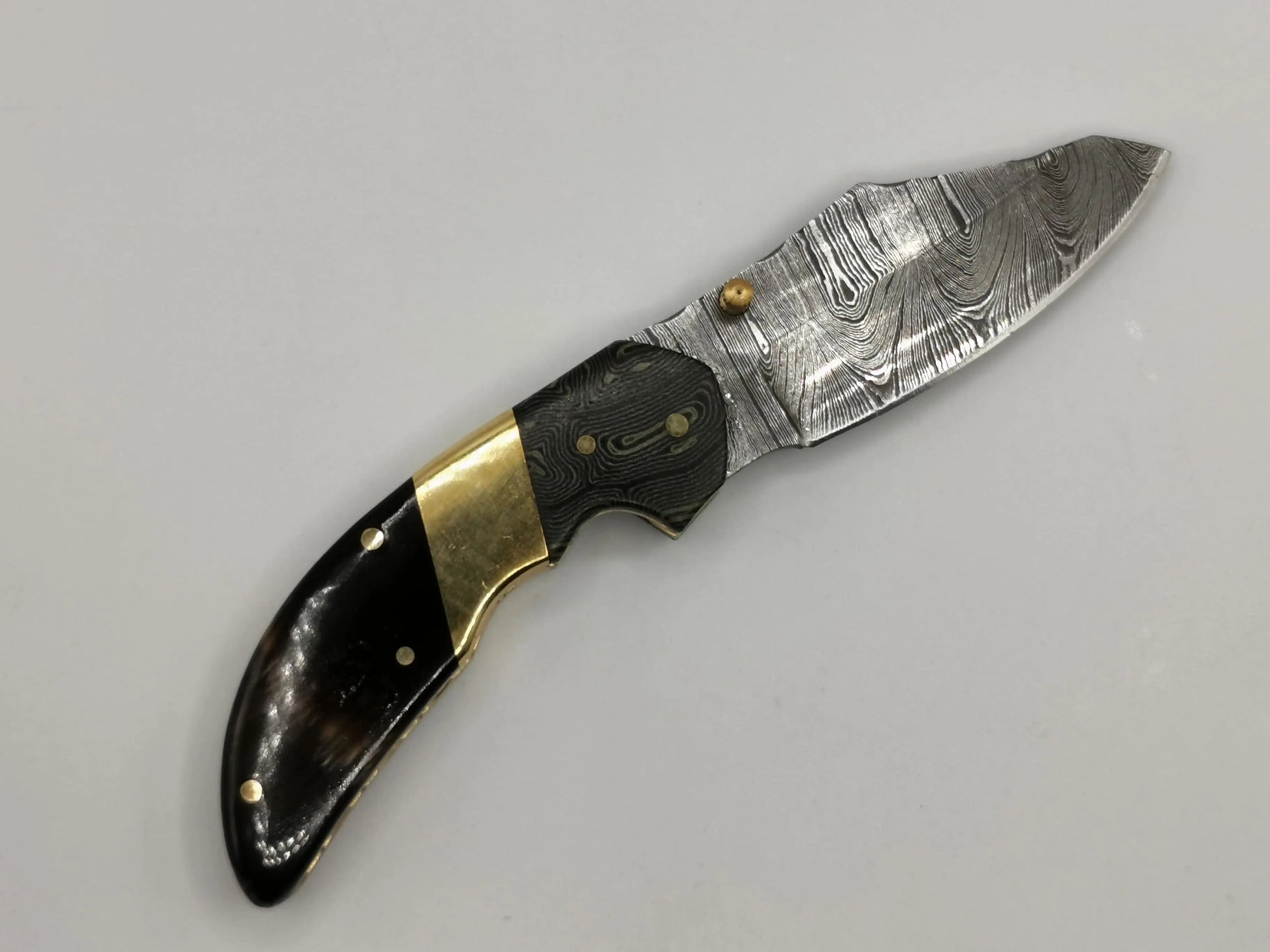 Couteau de Poche en Damas - Le Lou Venturi Hosteel