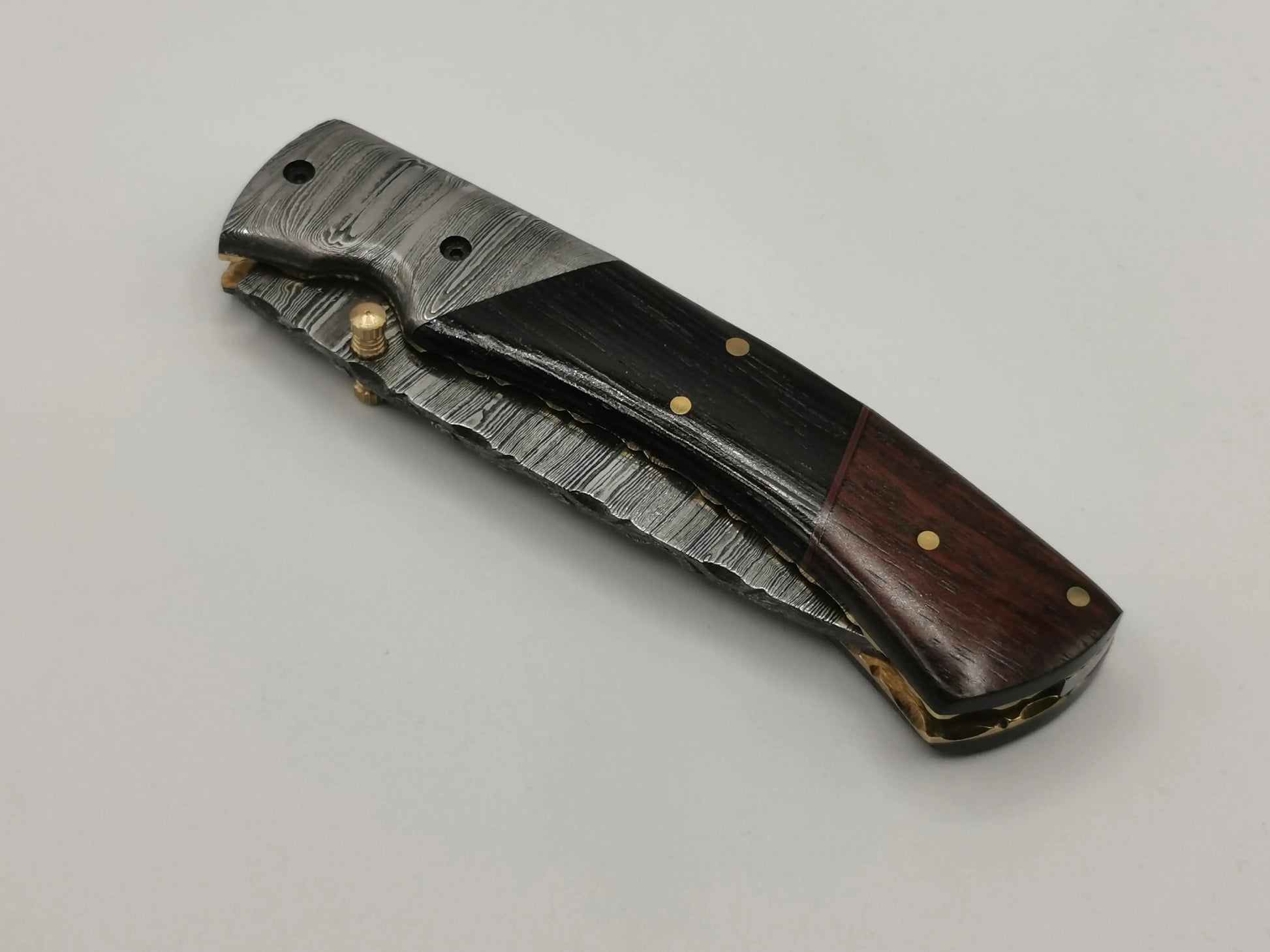 Couteau de Poche en Damas - Le Mascaron Hosteel