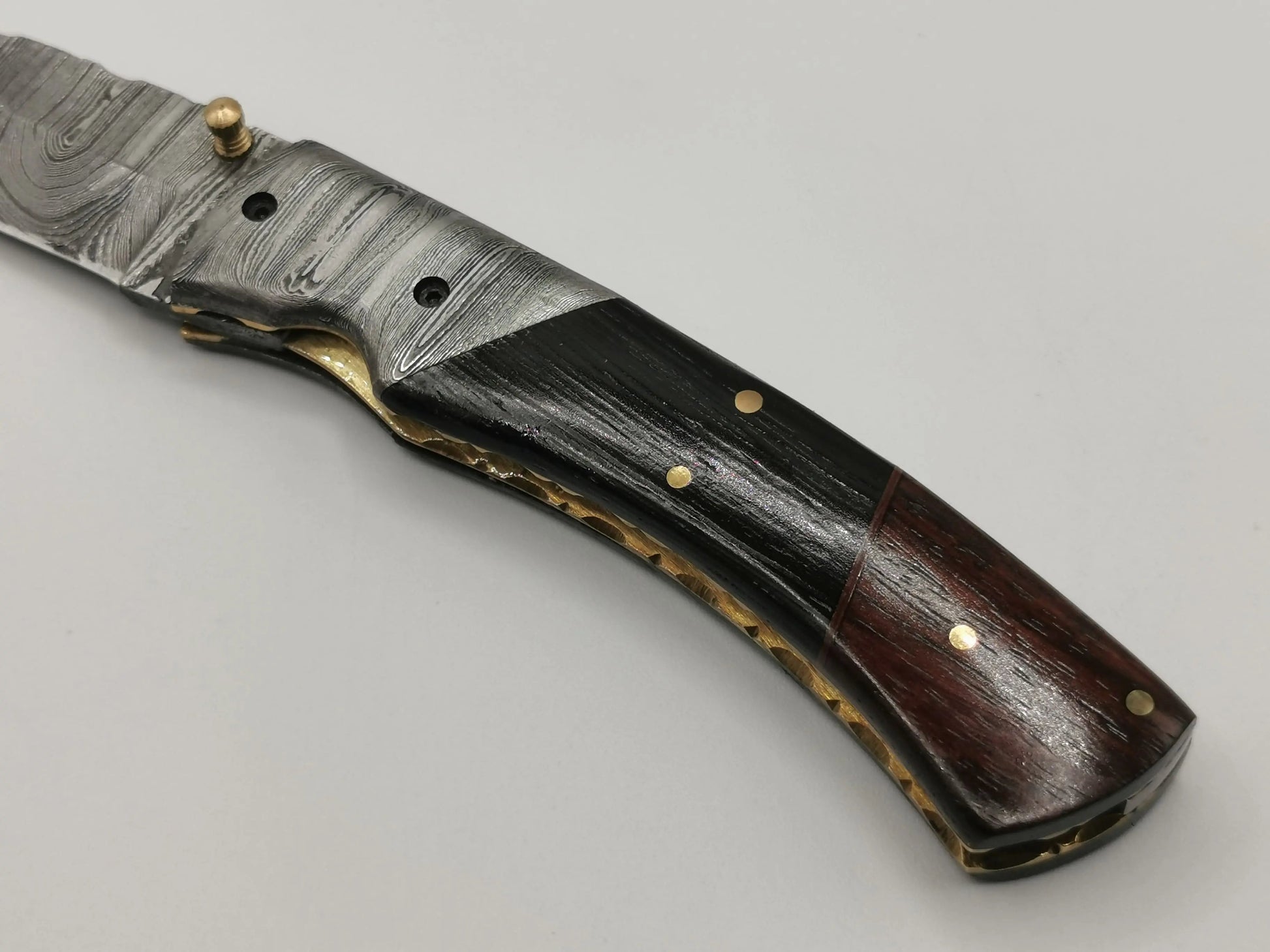 Couteau de Poche en Damas - Le Mascaron Hosteel