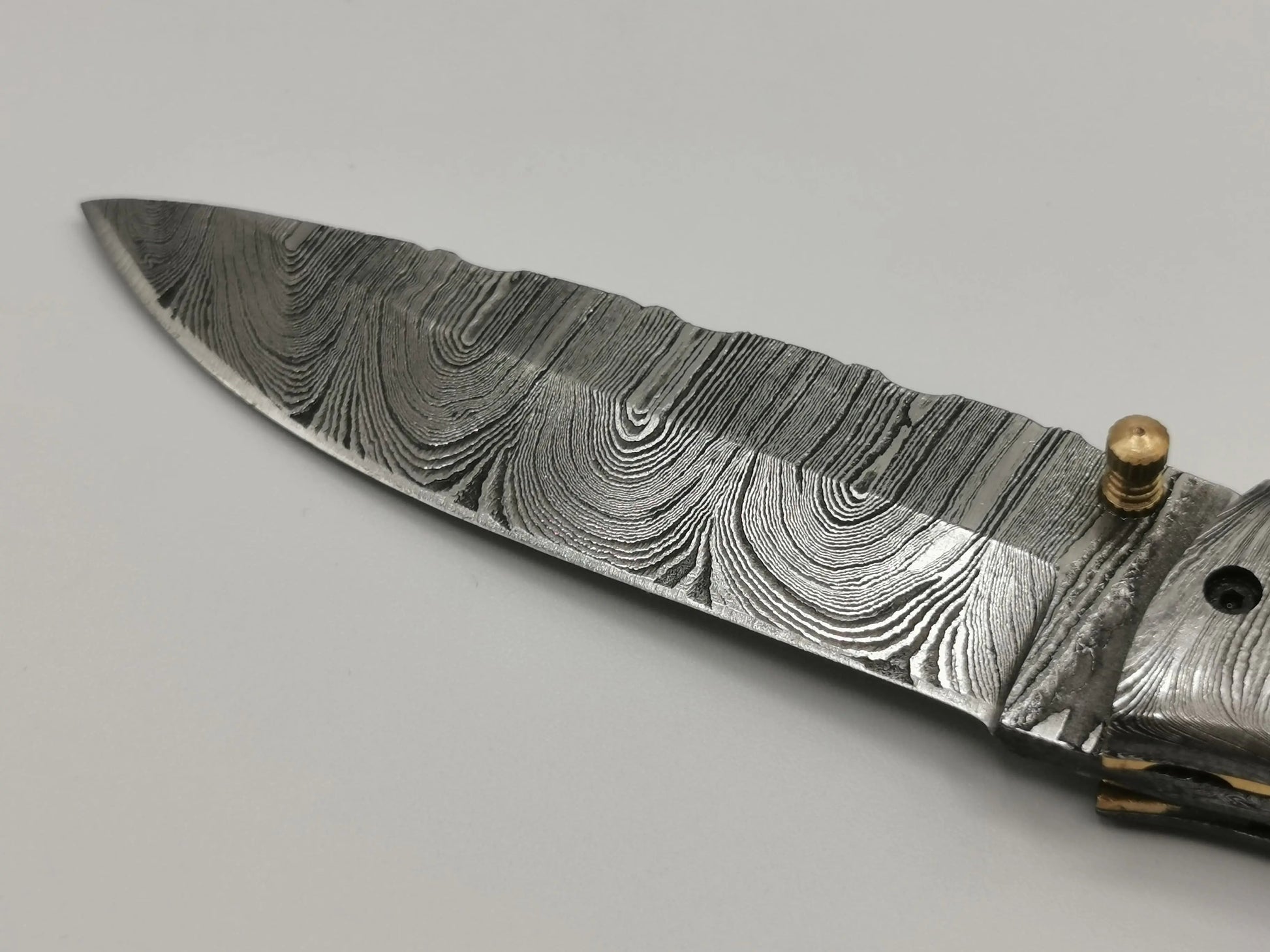 Couteau de Poche en Damas - Le Mascaron Hosteel