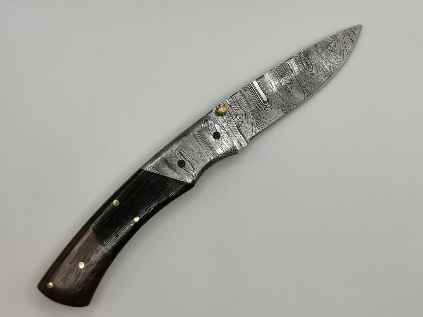 Couteau de Poche en Damas - Le Mascaron Hosteel