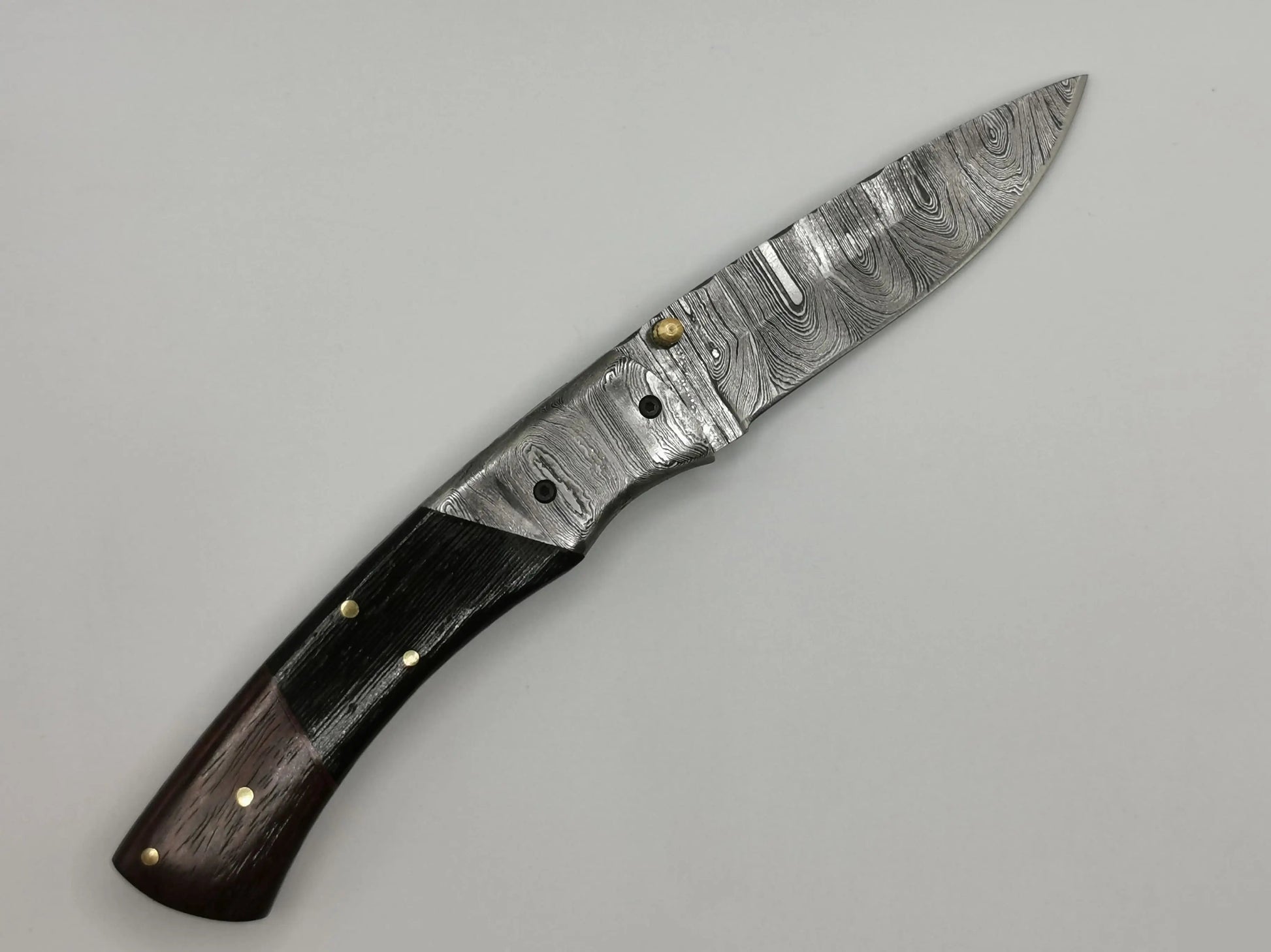 Couteau de Poche en Damas - Le Mascaron Hosteel