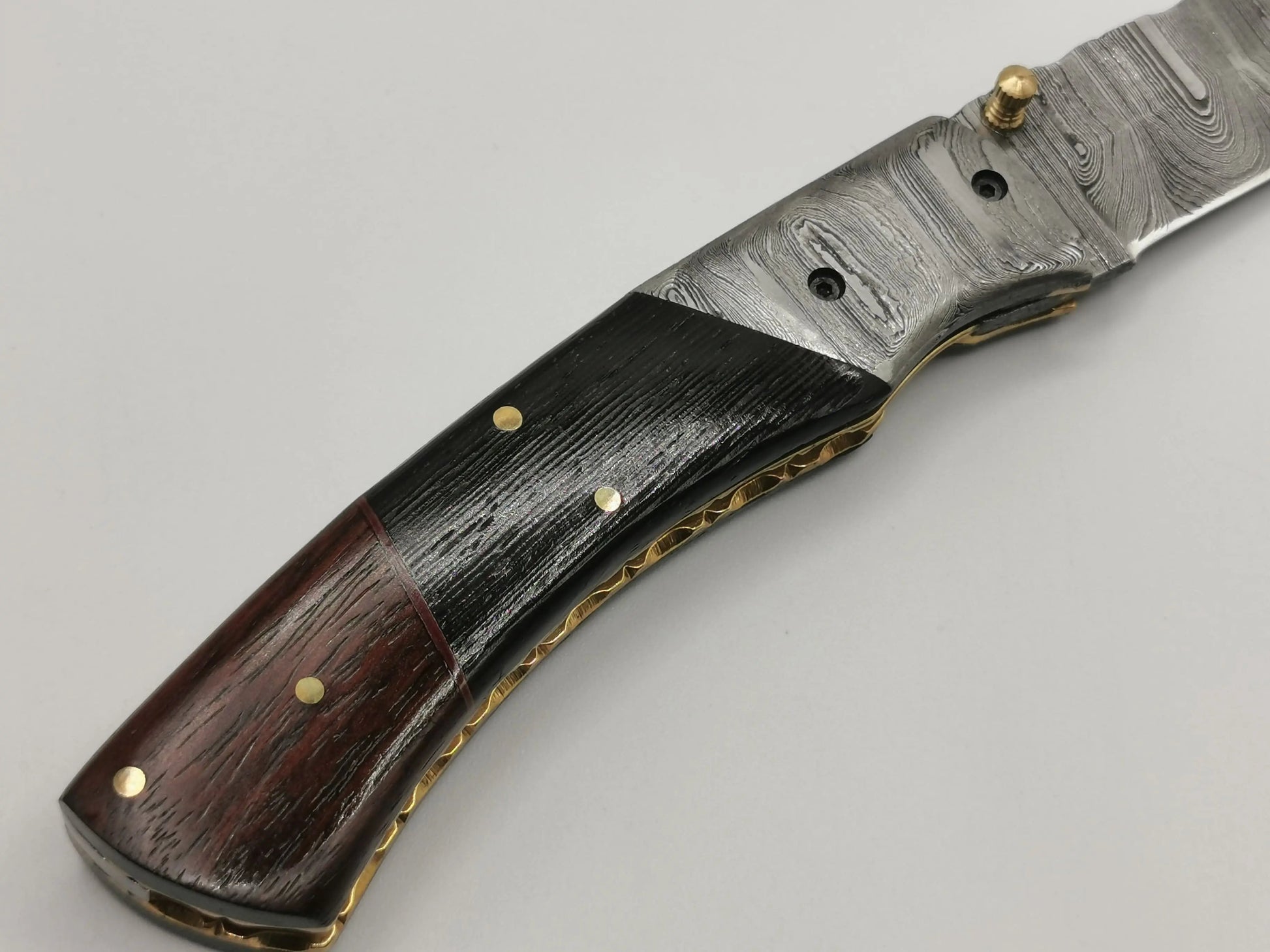 Couteau de Poche en Damas - Le Mascaron Hosteel