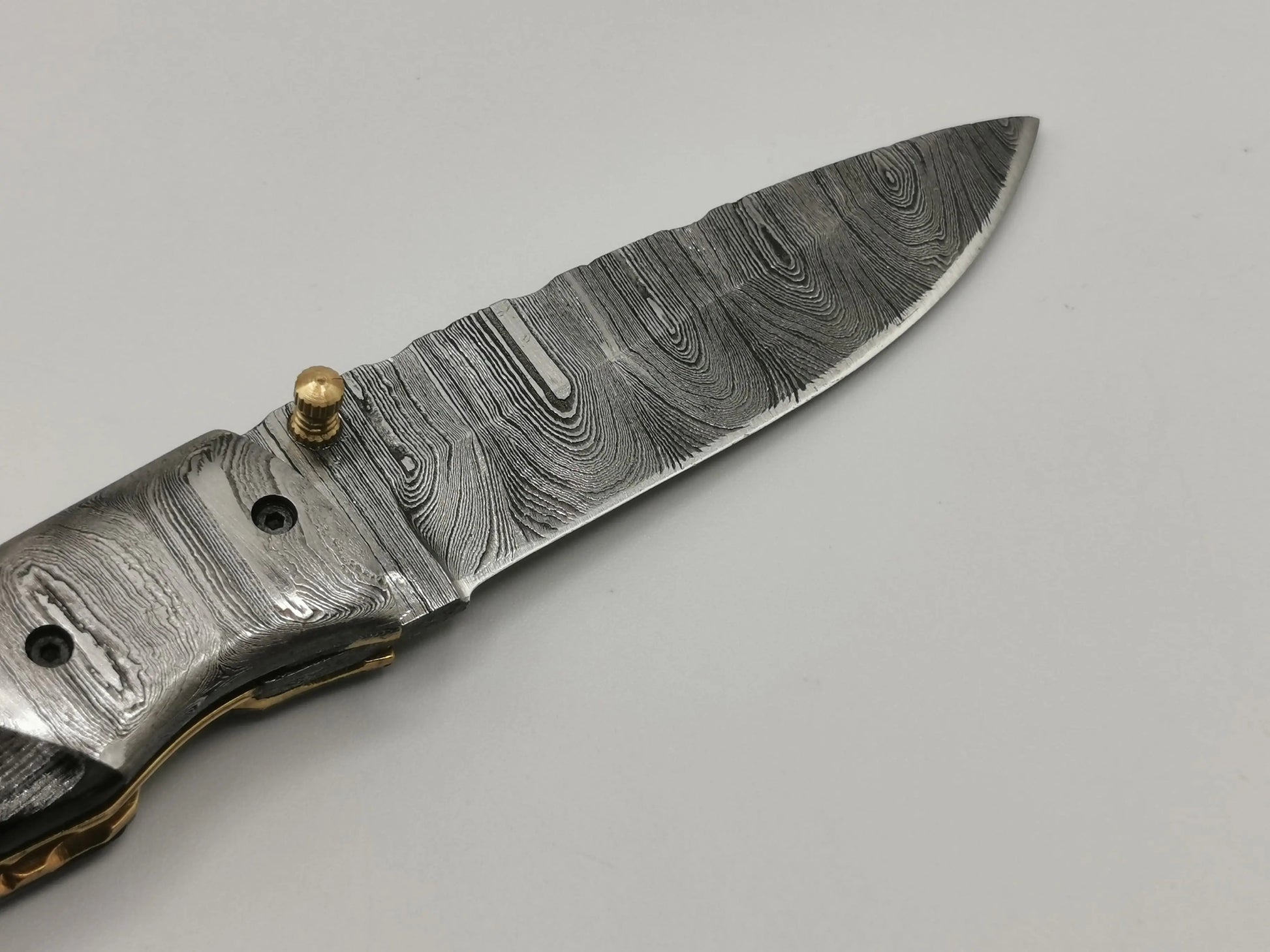 Couteau de Poche en Damas - Le Mascaron Hosteel