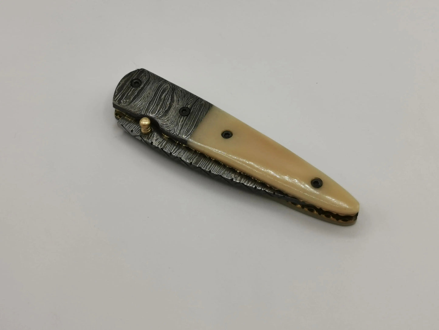 Couteau de Poche en Damas - Le Salicorne Hosteel