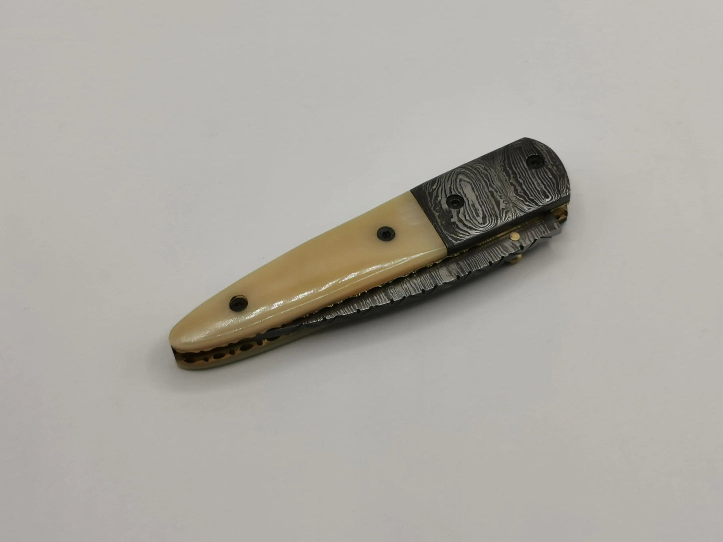 Couteau de Poche en Damas - Le Salicorne Hosteel