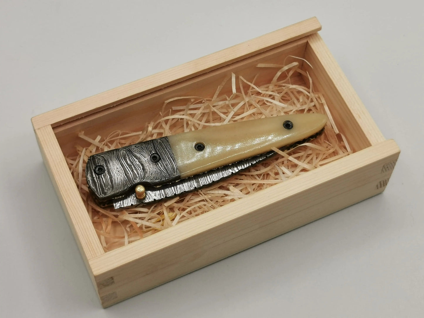 Couteau de Poche en Damas - Le Salicorne Hosteel