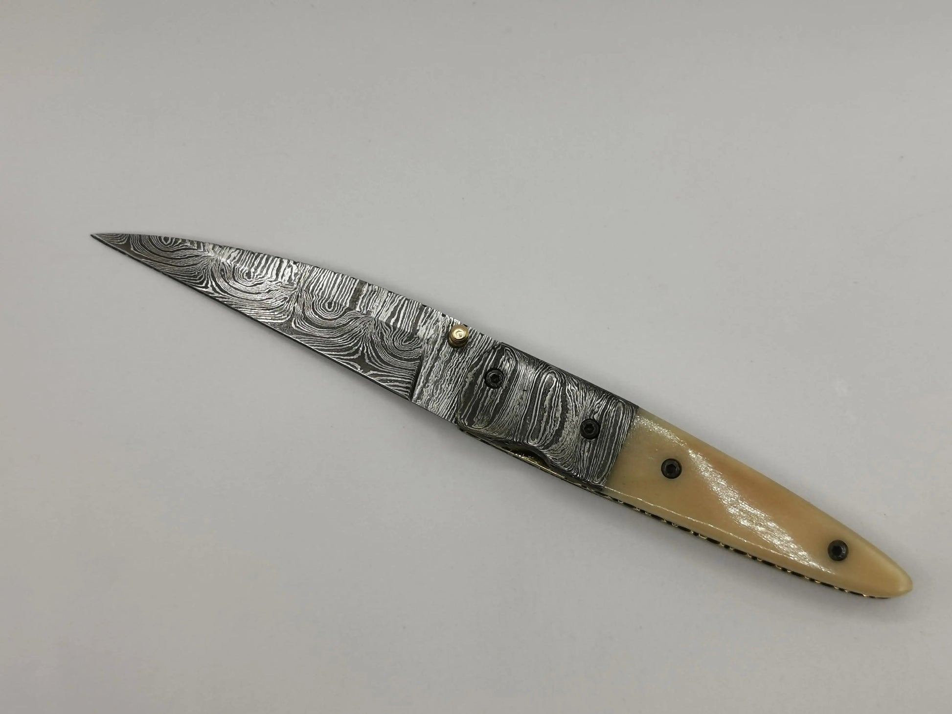 Couteau de Poche en Damas - Le Salicorne Hosteel