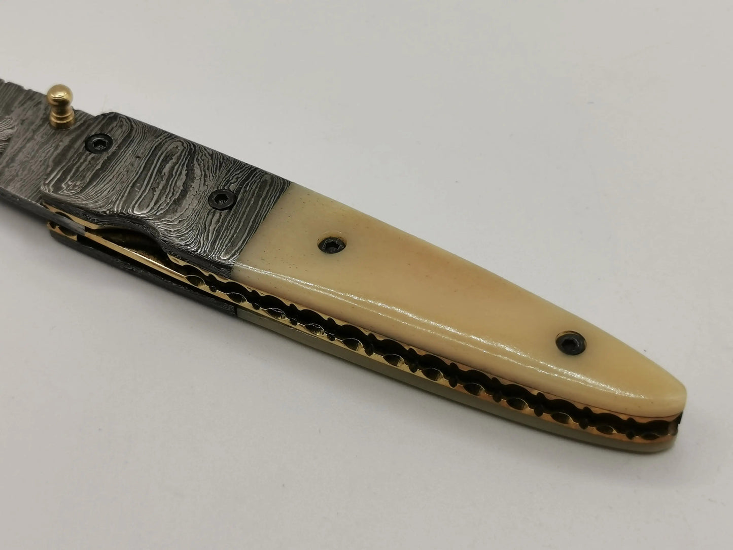 Couteau de Poche en Damas - Le Salicorne Hosteel