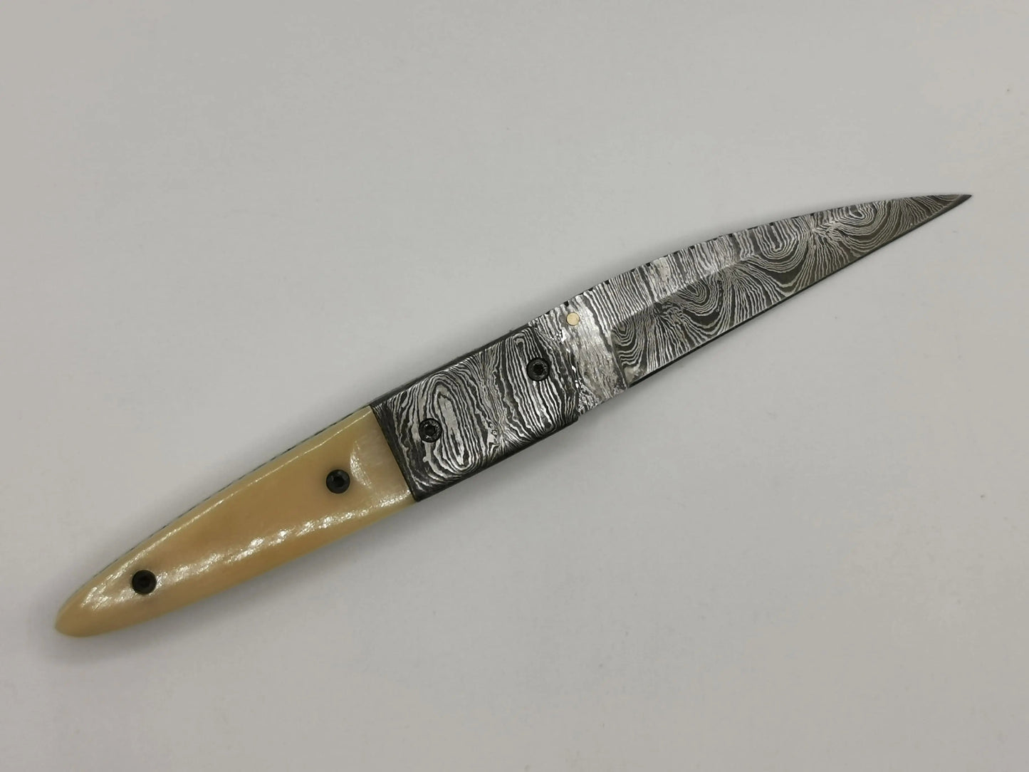 Couteau de Poche en Damas - Le Salicorne Hosteel