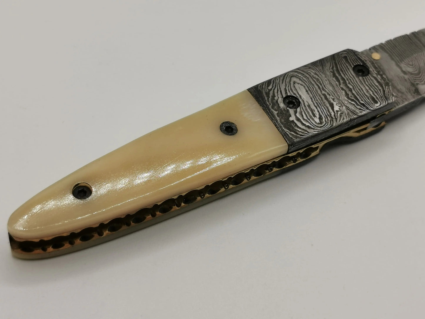 Couteau de Poche en Damas - Le Salicorne Hosteel