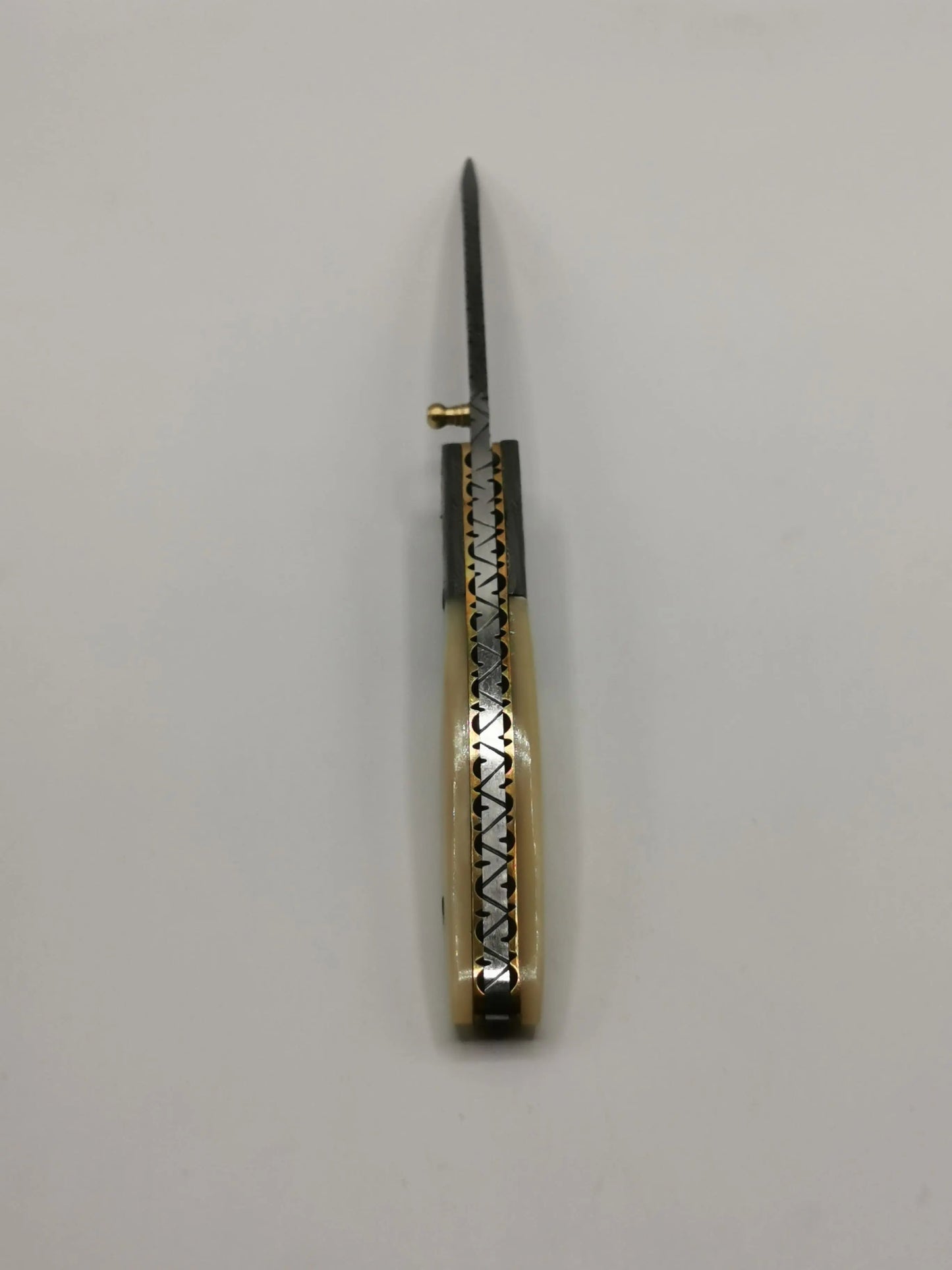 Couteau de Poche en Damas - Le Salicorne Hosteel