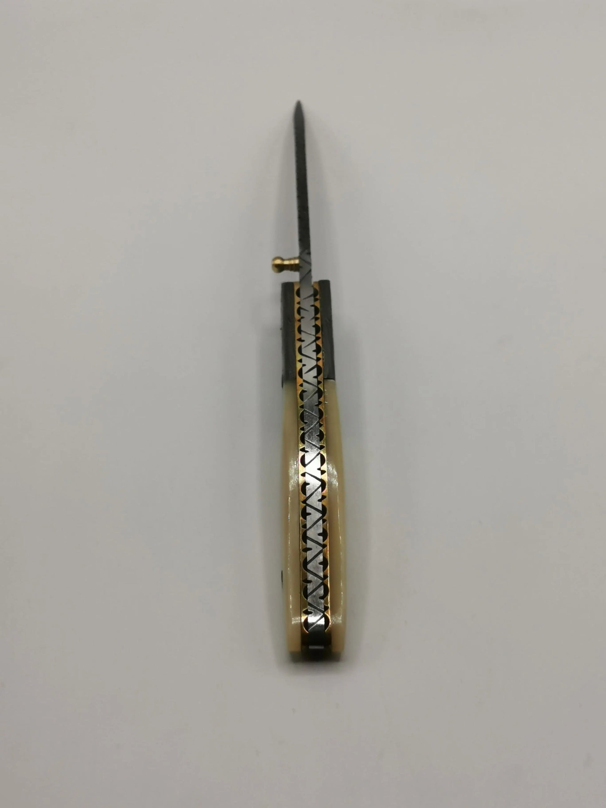 Couteau de Poche en Damas - Le Salicorne Hosteel