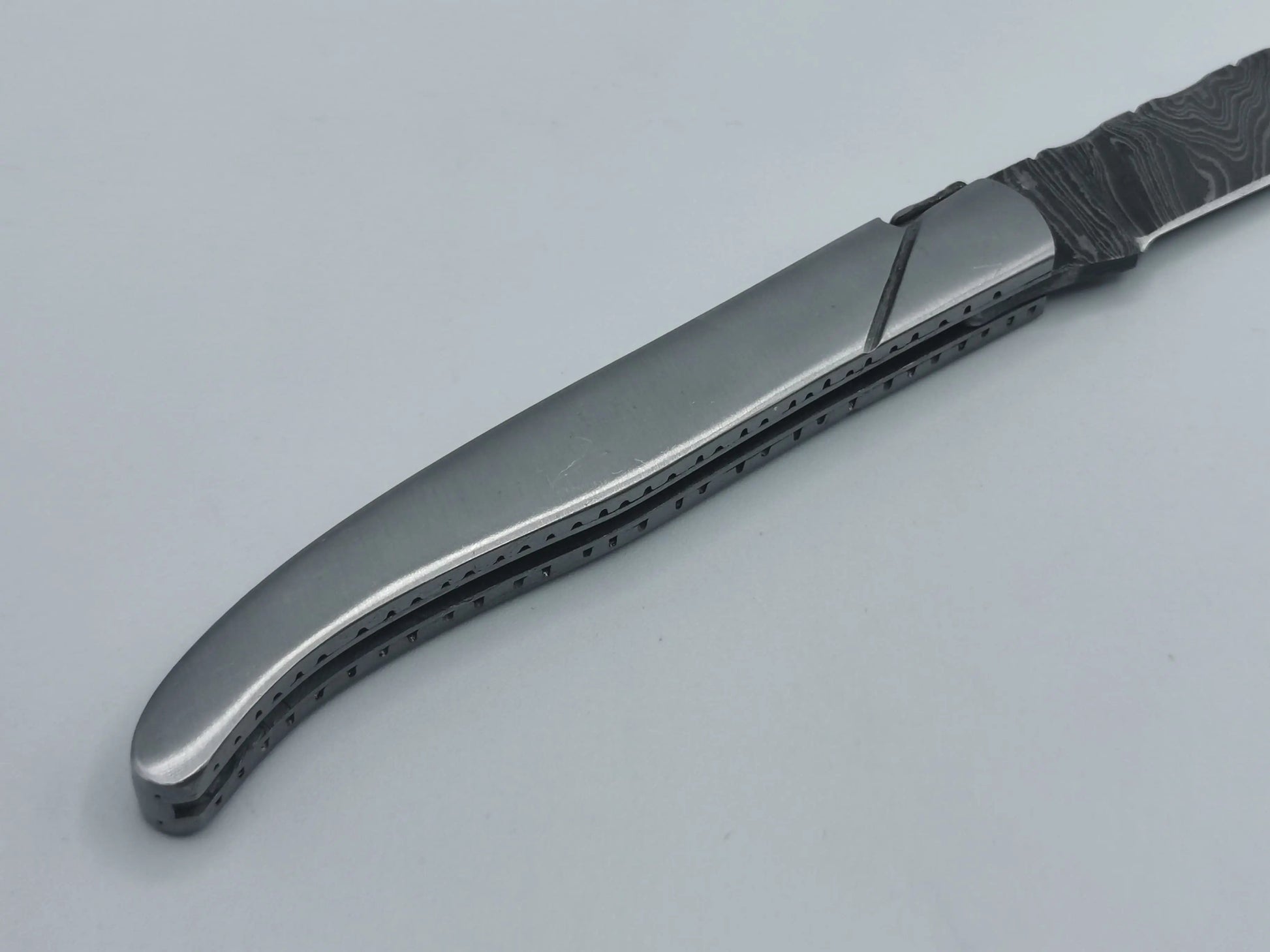 Couteau de Poche en Damas - Le Ventoux Hosteel