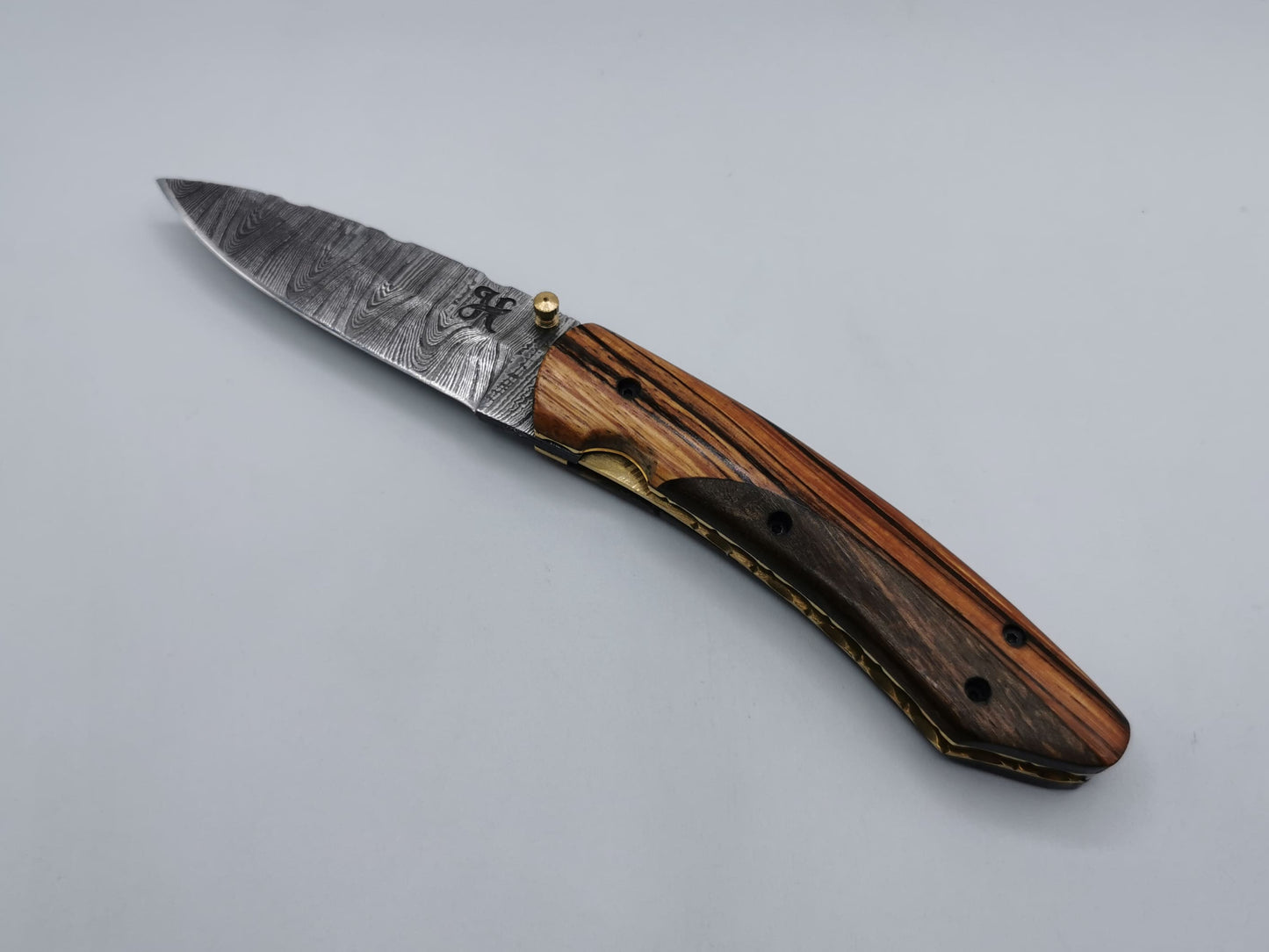 Couteau de poche Le Santonier ouvert, lame en acier damas et manche en bois de rose et padouk – Hosteel