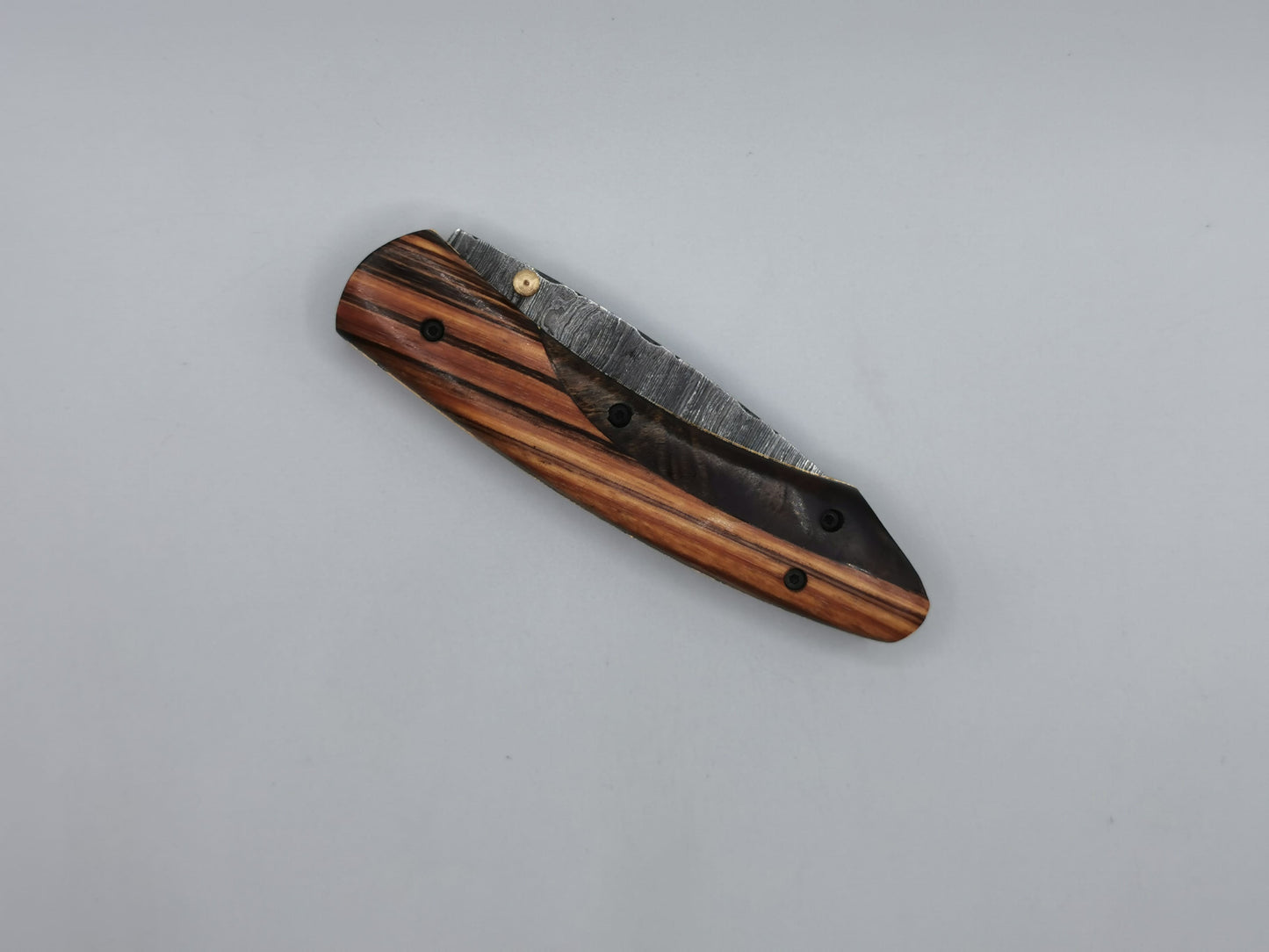 Couteau Le Santonier fermé, vue de profil du manche en bois de rose et padouk – Hosteel