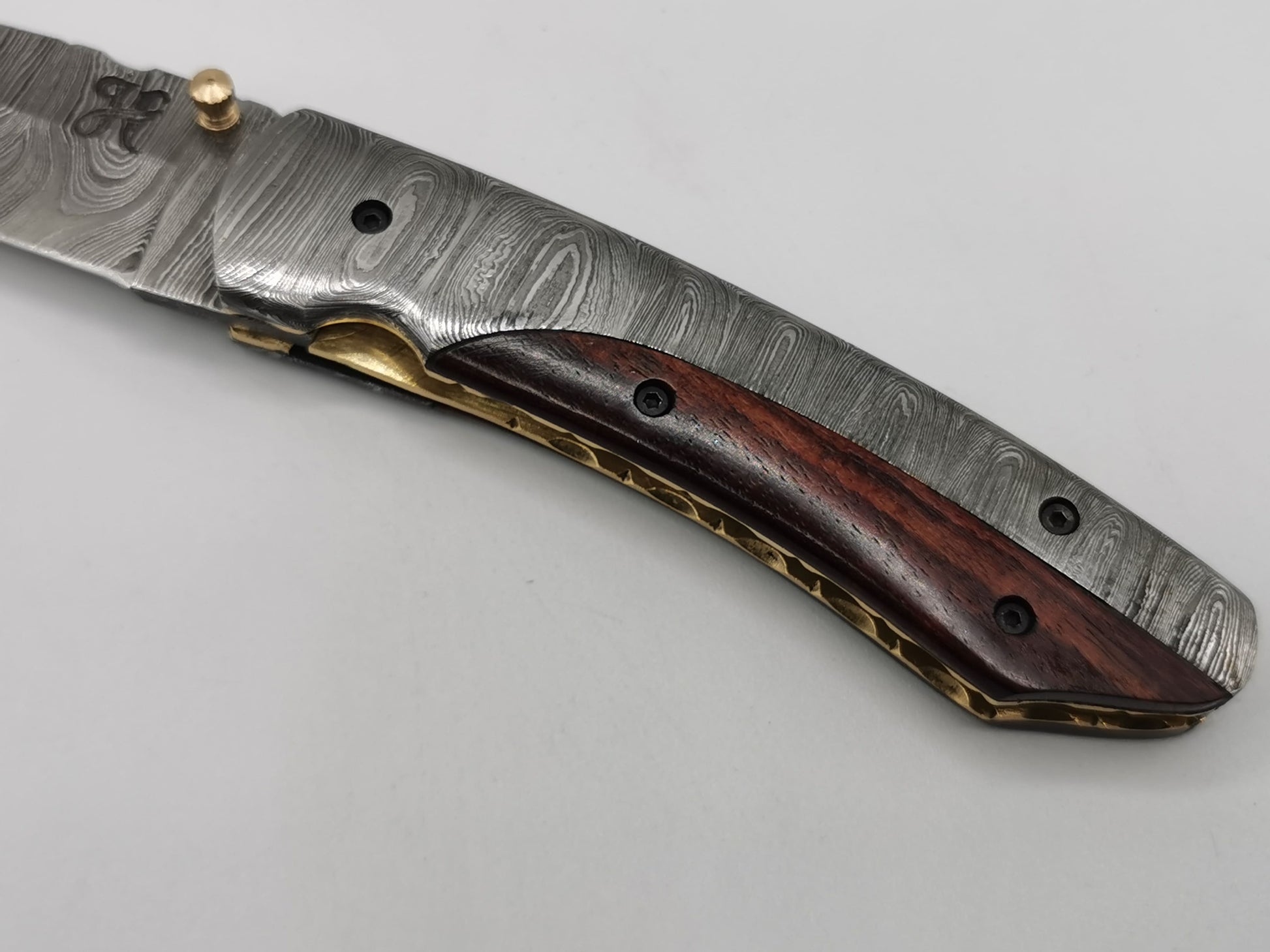 Manche couteau pliant acier damas et bois de rose mitres laiton ciselé L'Alpille