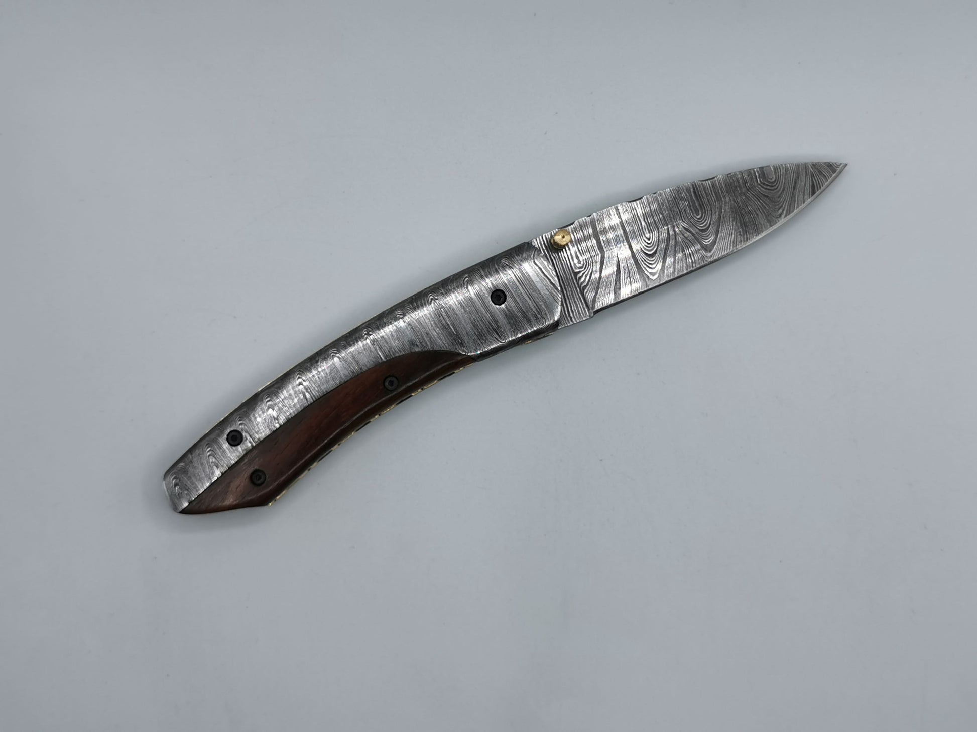 Couteau artisanal damas L'Alpille lame effilée vue de face fond gris
