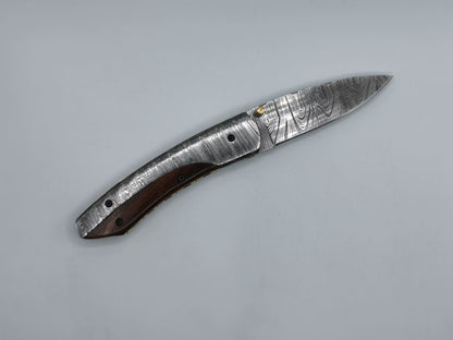 Couteau artisanal damas L'Alpille lame effilée vue de face fond gris