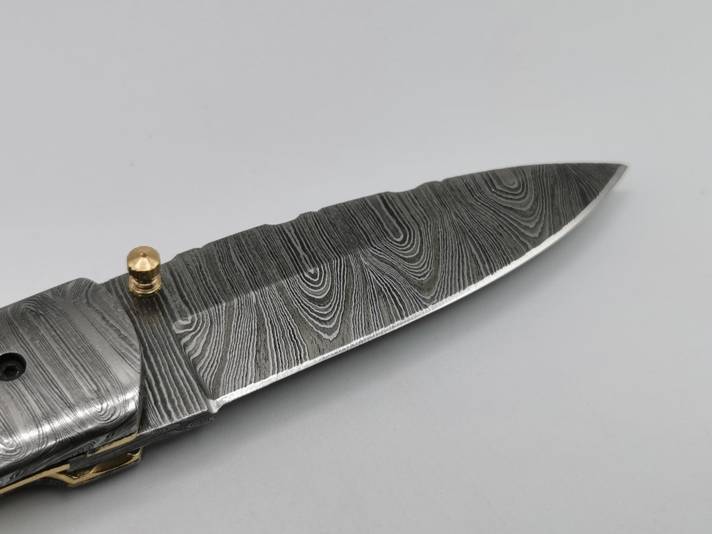 Détail pointe lame damas trempée 62 HRC couteau pliant L'Alpille